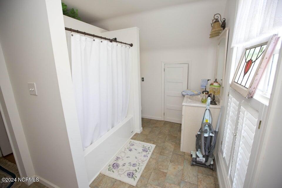 122 S Academy Street, Washington, North Carolina, 27889, United States, 3 Bedrooms Bedrooms, ,4 BathroomsBathrooms,Residential,For Sale,122 S Academy Street,1639244