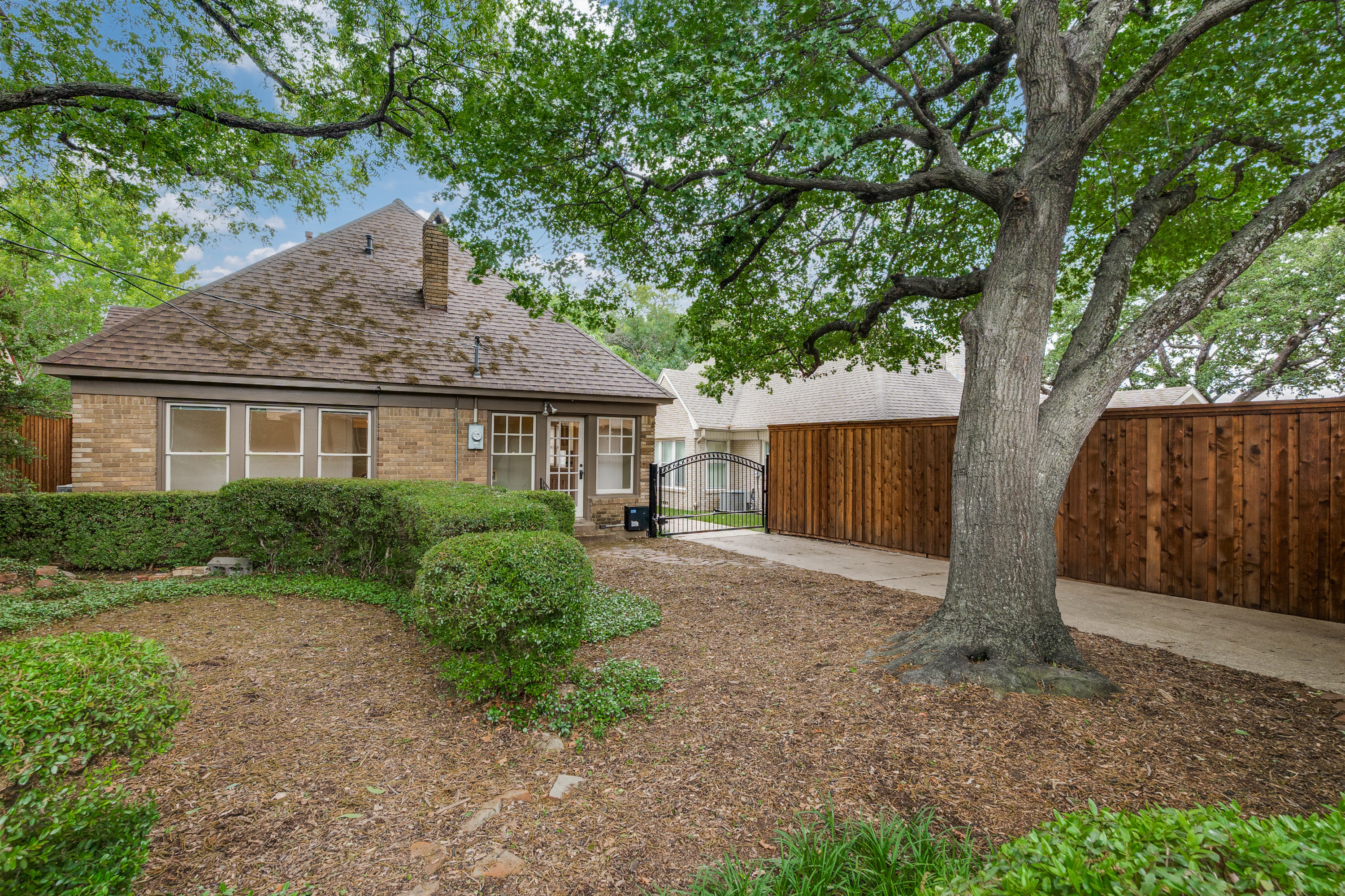  Enchanting Tudor. Swiss Avenue Historic District. - 物件實景