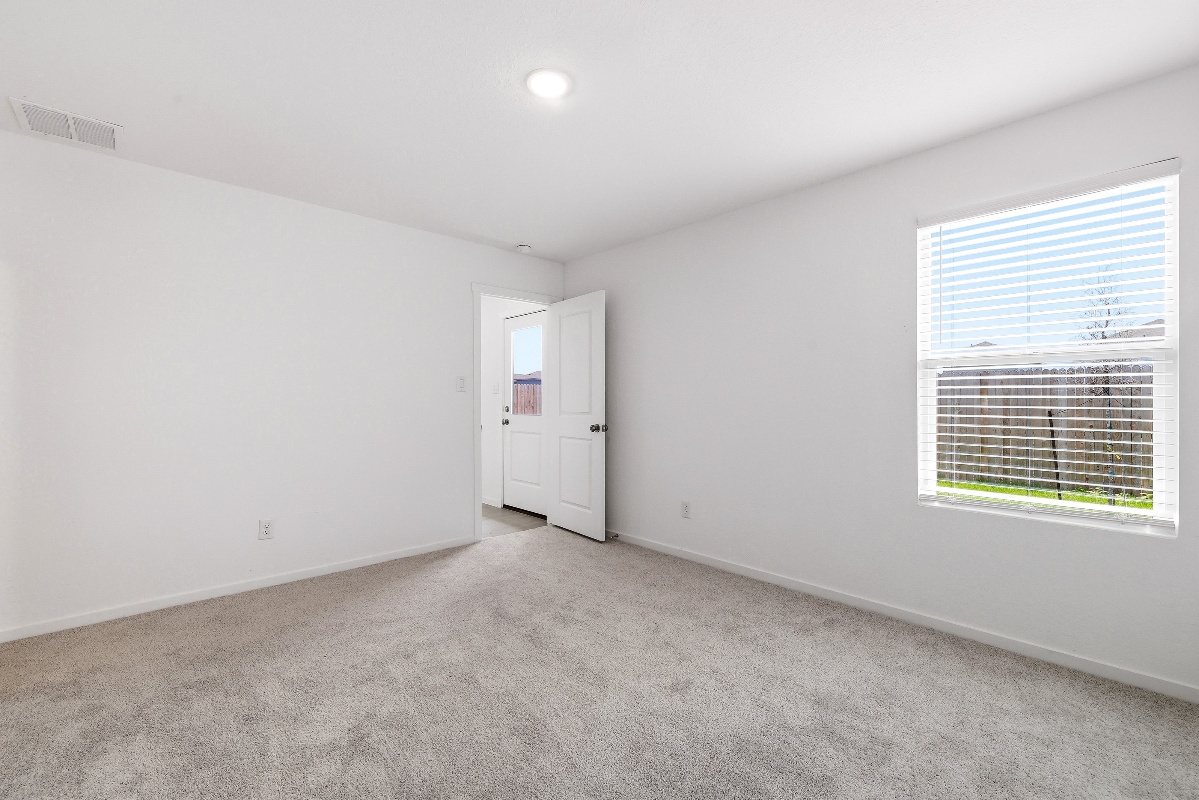  Like-New Home with Upgrades Included - 物件實景