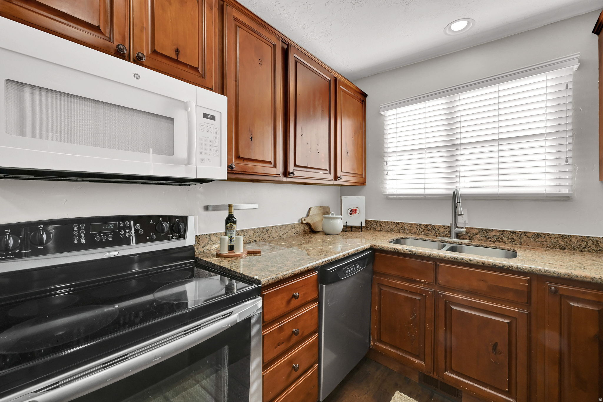 Murray, Utah, 84107, United States, 3 Bedrooms Bedrooms, ,2 BathroomsBathrooms,Residential,For Sale,1999018