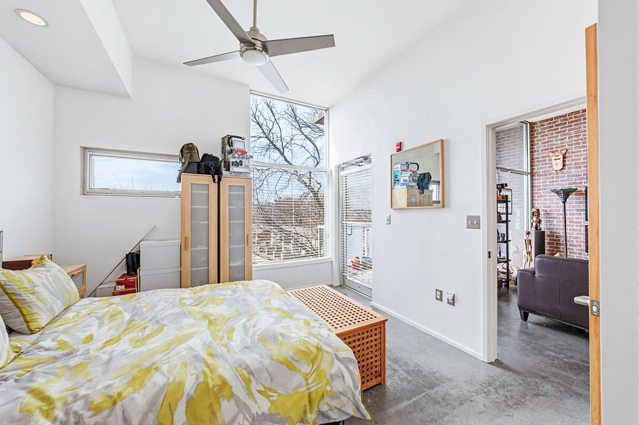  Soaring Ceilings, Industrial Design and an Ideal Intown Location - 物件實景