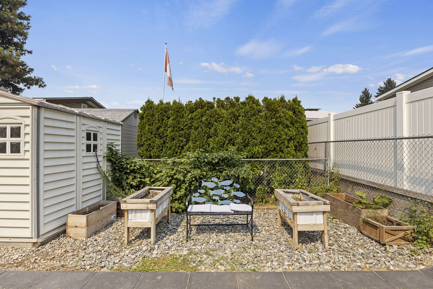  Great Location with a Yard - 物件實景