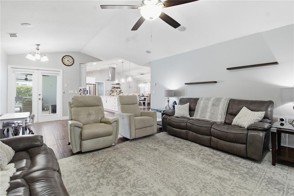 Lakeland, Florida, 33810, United States, 3 Bedrooms Bedrooms, ,2 BathroomsBathrooms,Residential,For Sale,1999879