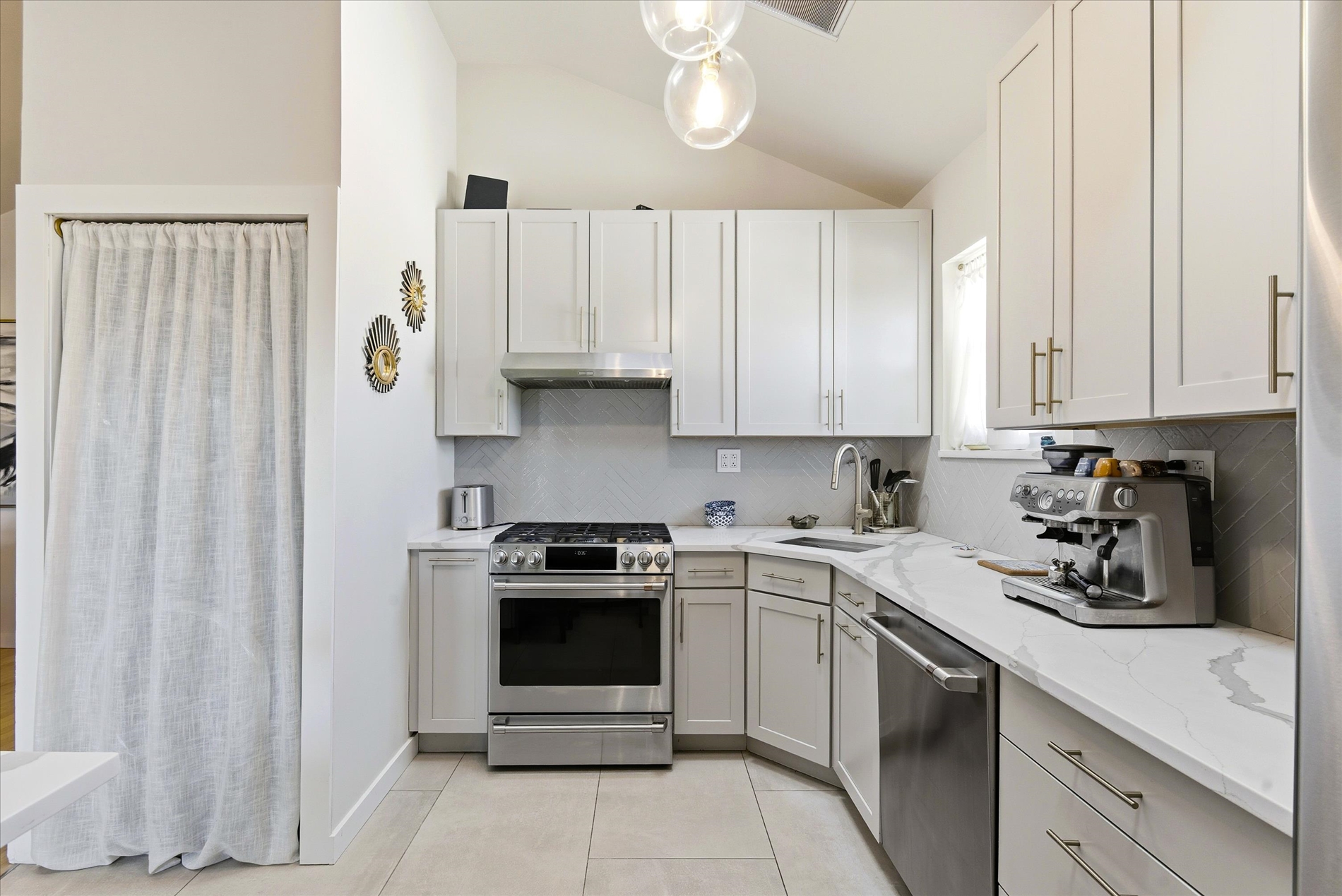 Howard Beach, New York, 11414, United States, 3 Bedrooms Bedrooms, ,2 BathroomsBathrooms,Residential,For Sale,2010836