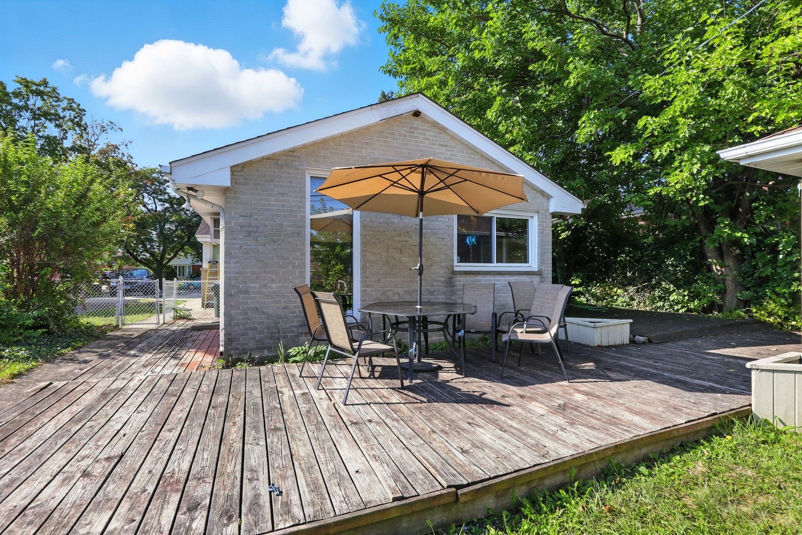 Lincolnwood, Illinois, 60712, United States, 3 Bedrooms Bedrooms, ,2 BathroomsBathrooms,Residential,For Sale,1951315