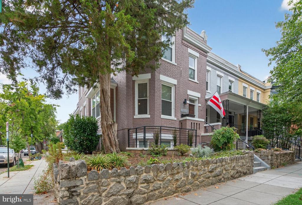 Washington, District of Columbia, 20002, United States, 2 Bedrooms Bedrooms, ,2 BathroomsBathrooms,Residential,For Sale,2002481