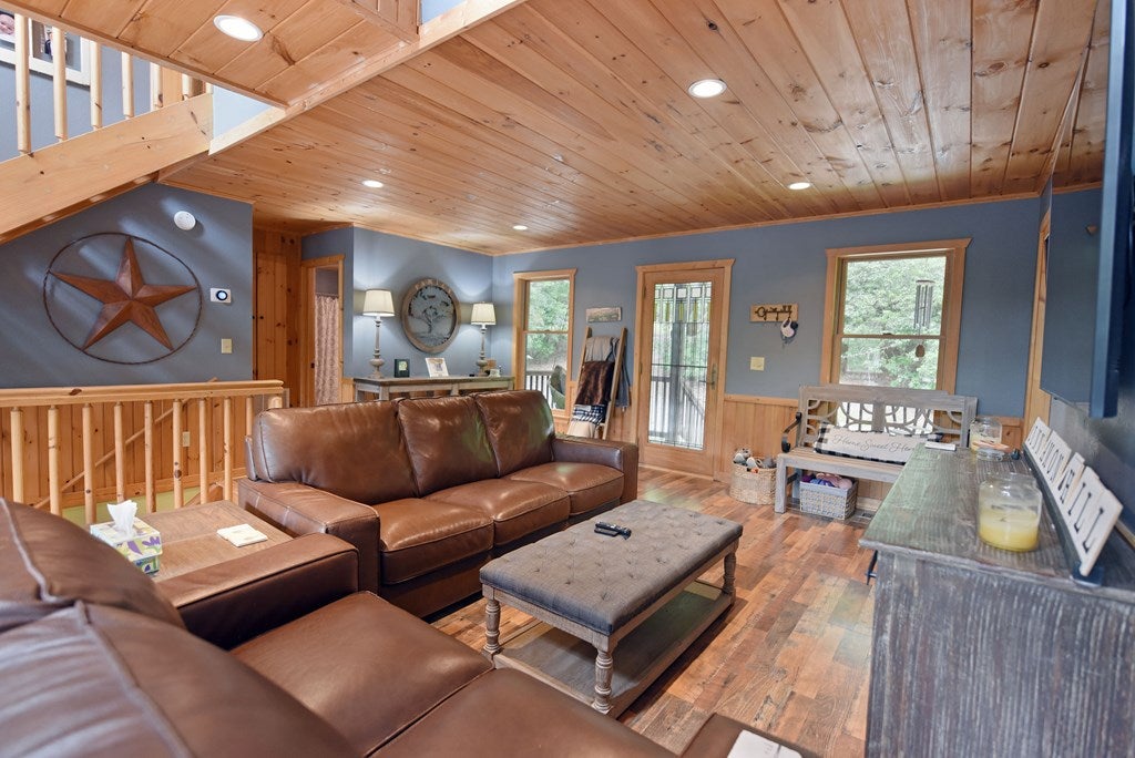 Blue Ridge, Georgia, 30513, United States, 4 Bedrooms Bedrooms, ,3 BathroomsBathrooms,Residential,For Sale,1889495