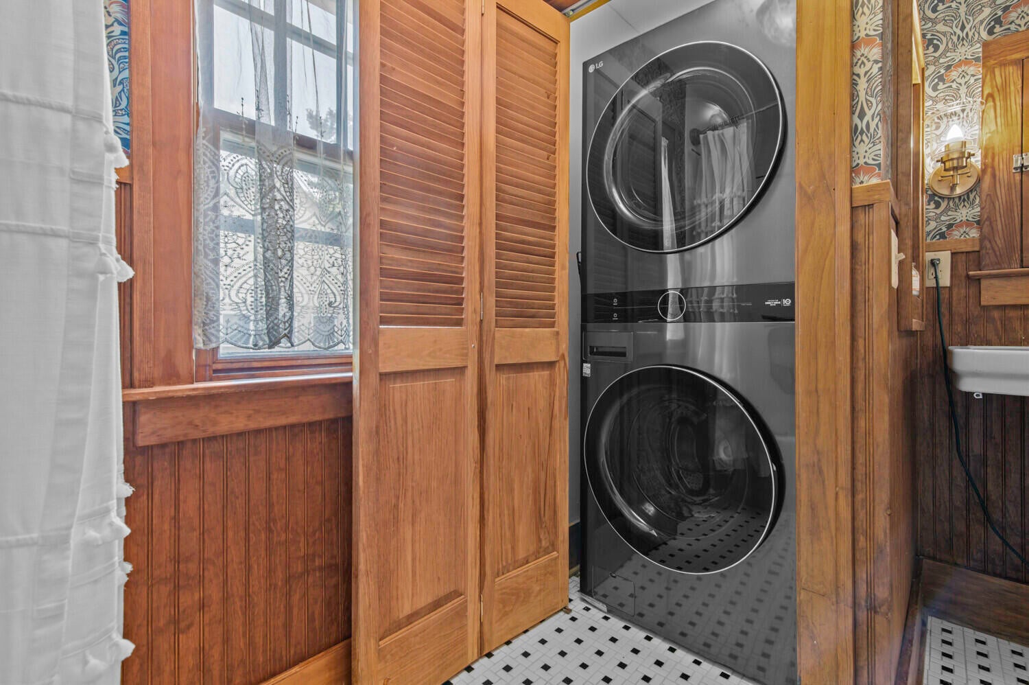 Ann Arbor, Michigan, 48103, United States, 4 Bedrooms Bedrooms, ,3 BathroomsBathrooms,Residential,For Sale,1991262