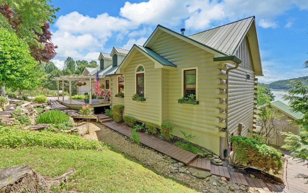 Young Harris, Georgia, 30582, United States, 3 Bedrooms Bedrooms, ,3 BathroomsBathrooms,Residential,For Sale,1974109