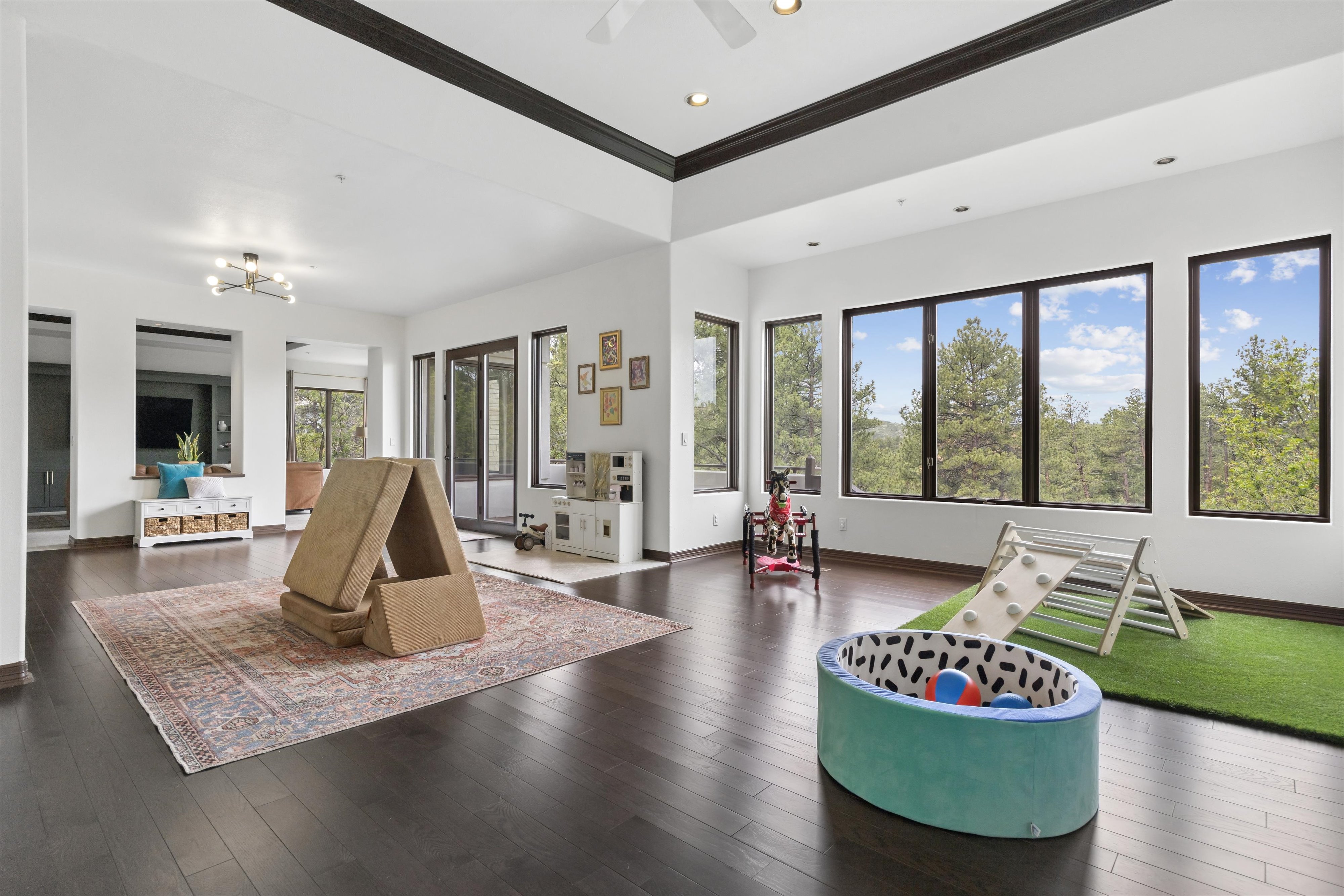  Remodeled 4 Bed 6 Bath Residence Offering Mountain, Sunset Views & Privacy - 物件實景
