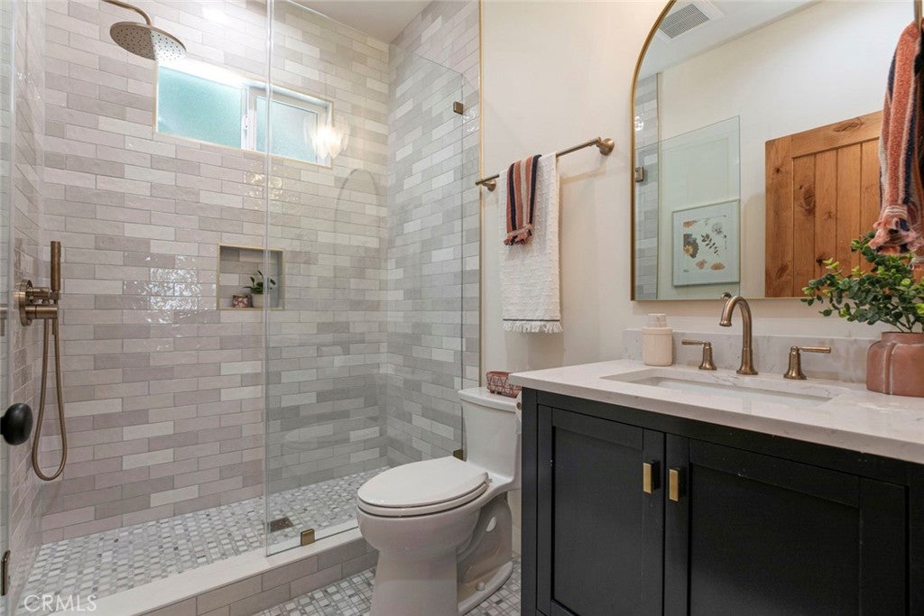 Los Angeles, California, 90027, United States, 4 Bedrooms Bedrooms, ,3 BathroomsBathrooms,Residential,For Sale,1942315