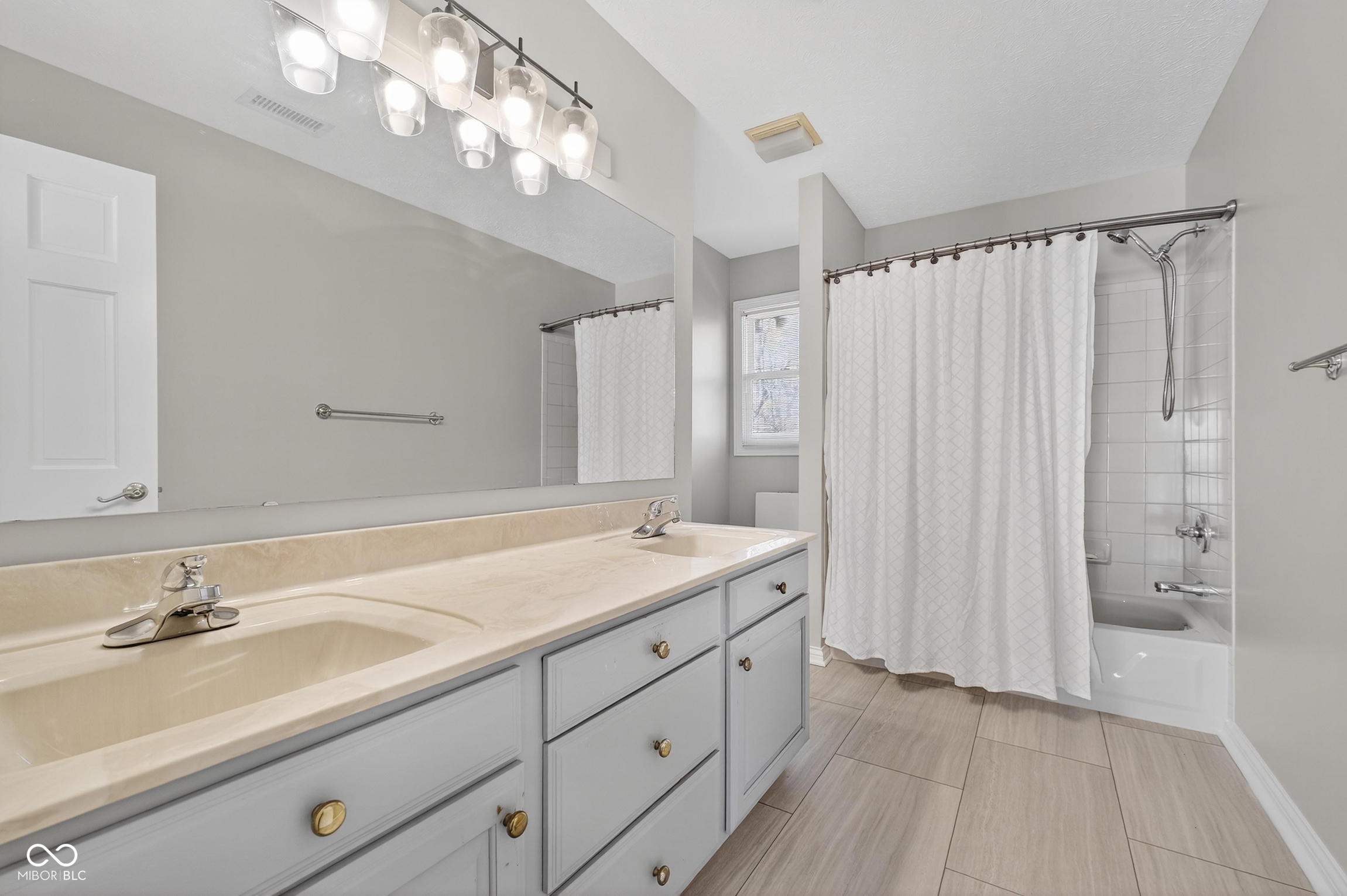 Indianapolis, Indiana, 46236, United States, 6 Bedrooms Bedrooms, ,5 BathroomsBathrooms,Residential,For Sale,1988548