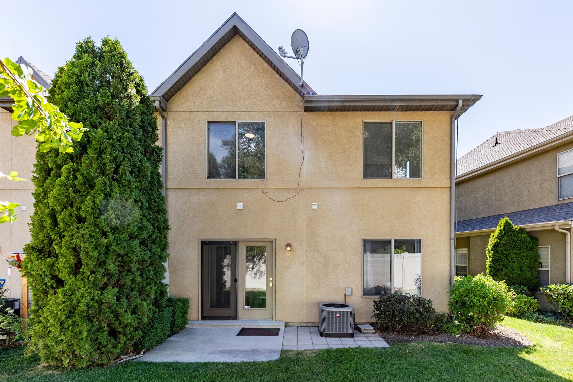  Fully Remodeled End-Unit in Prime Midvale Location - 物件實景