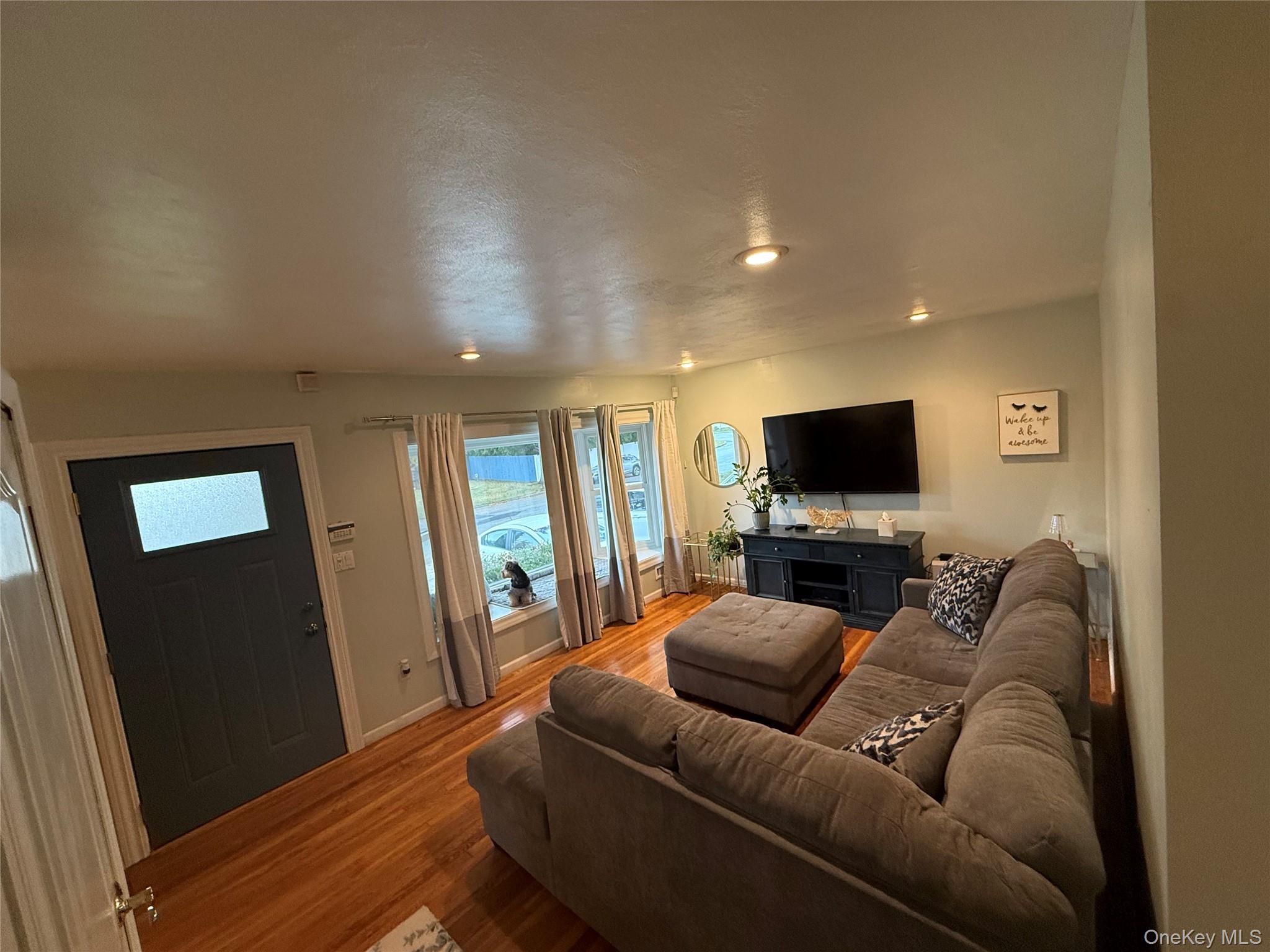 Commack, New York, 11725, United States, 3 Bedrooms Bedrooms, ,2 BathroomsBathrooms,Residential,For Sale,1988061