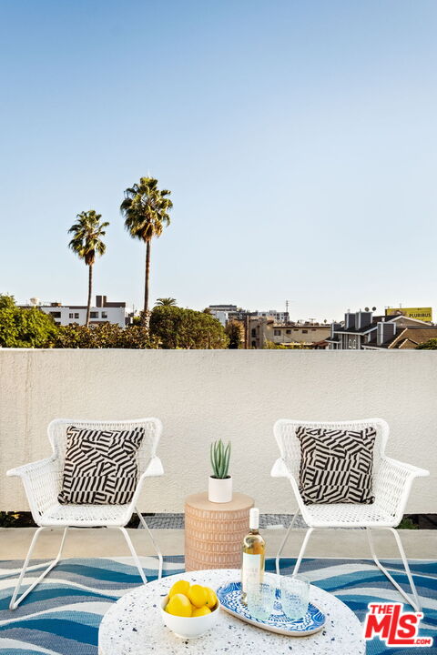 Los Angeles, California, 90034, United States, 2 Bedrooms Bedrooms, ,3 BathroomsBathrooms,Residential,For Sale,1991058