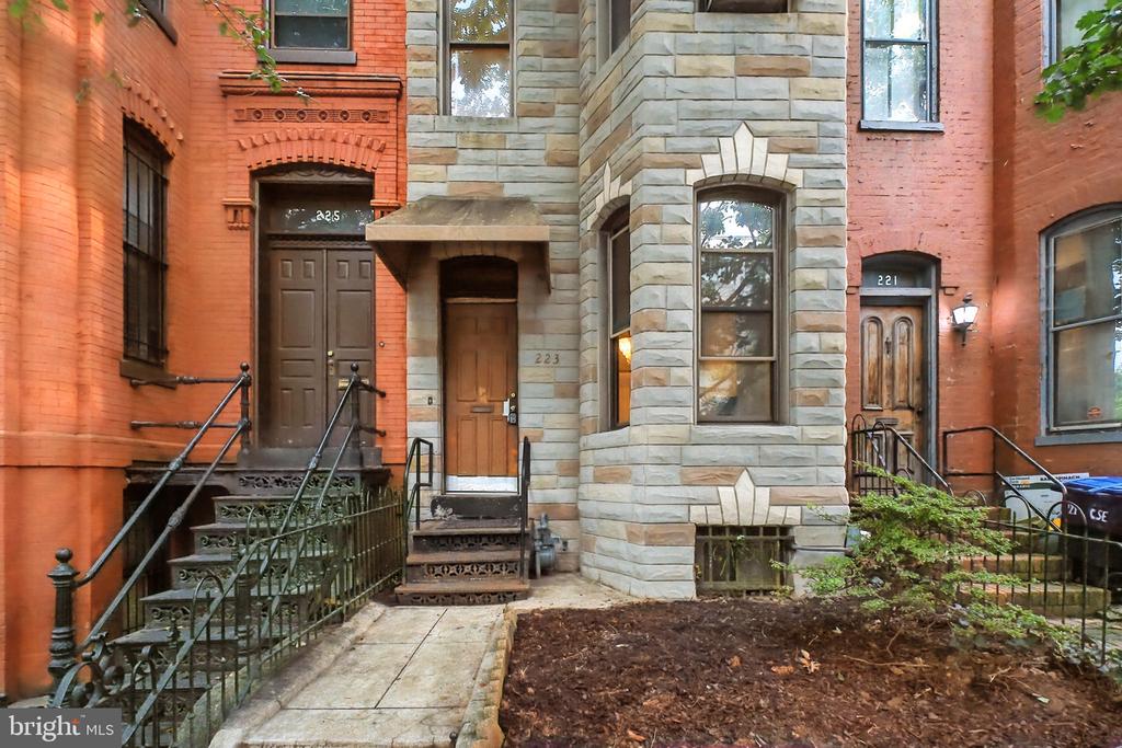 Washington, District of Columbia, 20003, United States, 3 Bedrooms Bedrooms, ,1 BathroomBathrooms,Residential,For Sale,1944860