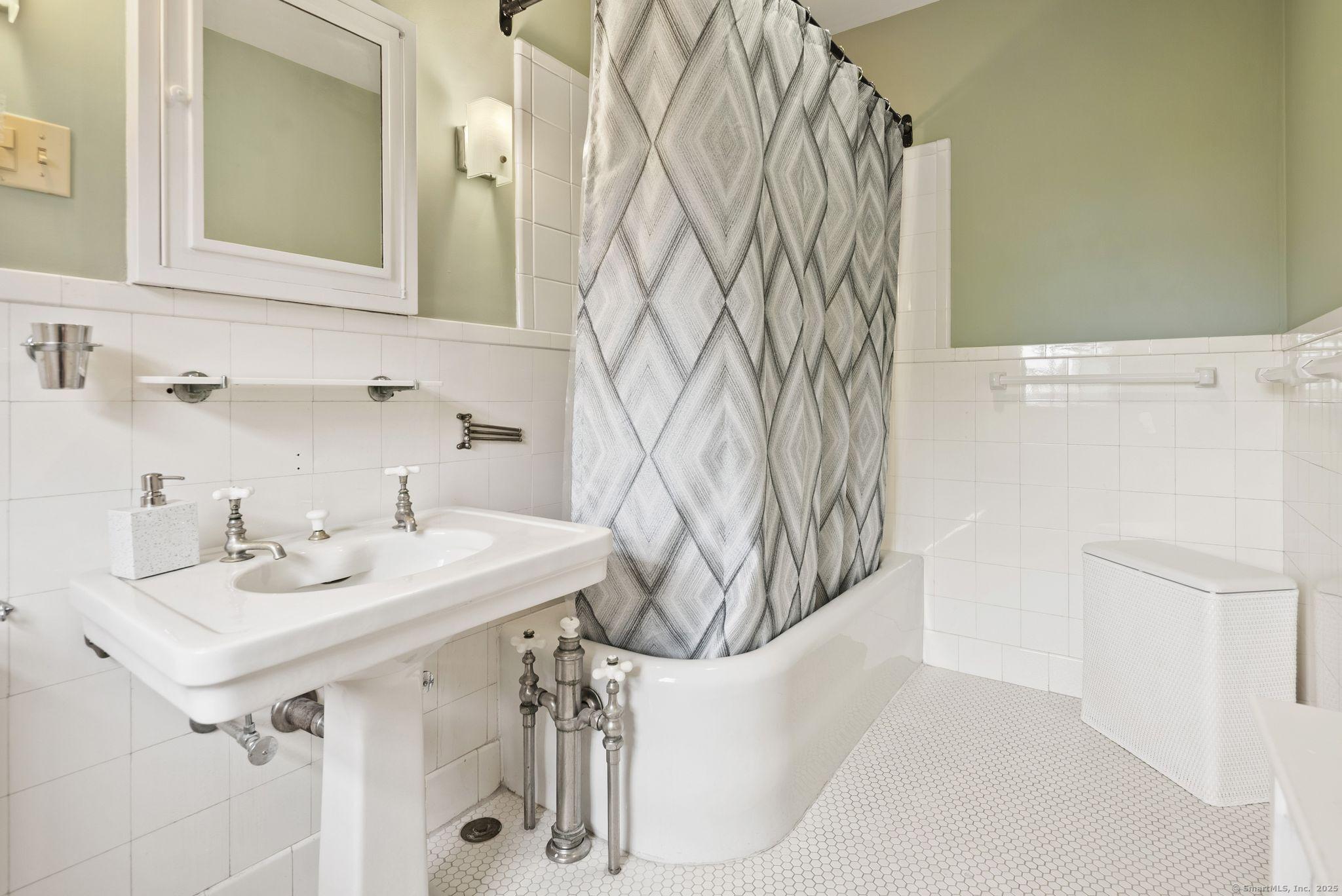 West Hartford, Connecticut, 06119, United States, 8 Bedrooms Bedrooms, ,7 BathroomsBathrooms,Residential,For Sale,1825523