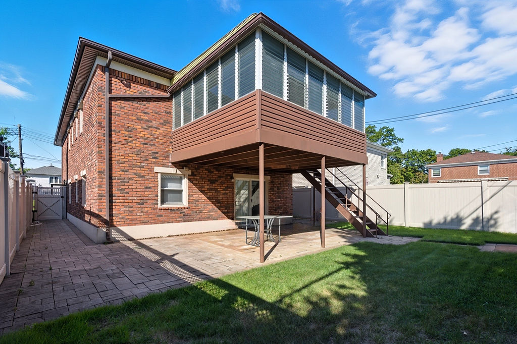 Howard, New York, 11414, United States, 4 Bedrooms Bedrooms, ,3 BathroomsBathrooms,Residential,For Sale,1975737