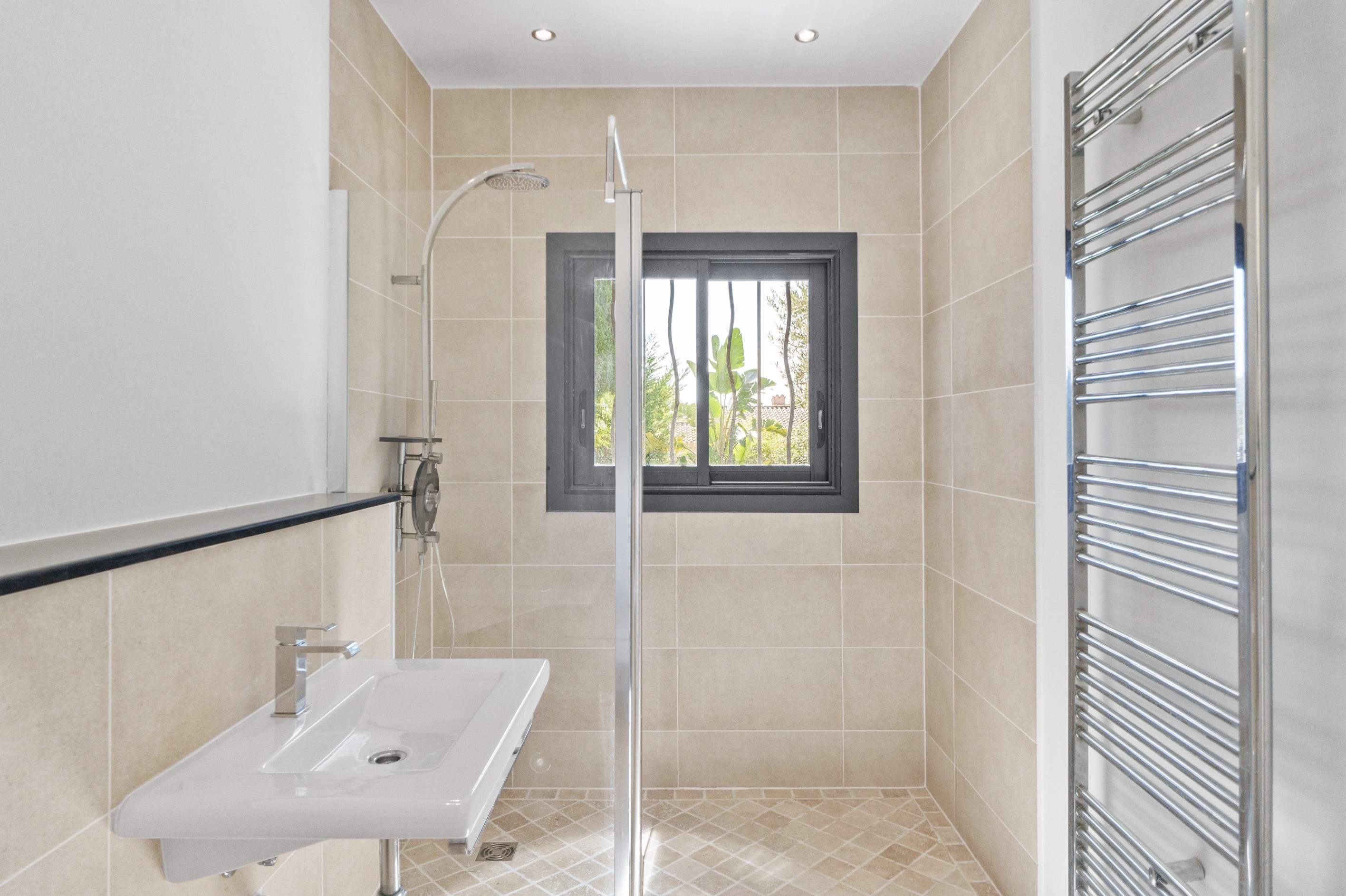  Contemporary single-storey villa with pool and pétanque court for sale in Mougi… - 物件實景