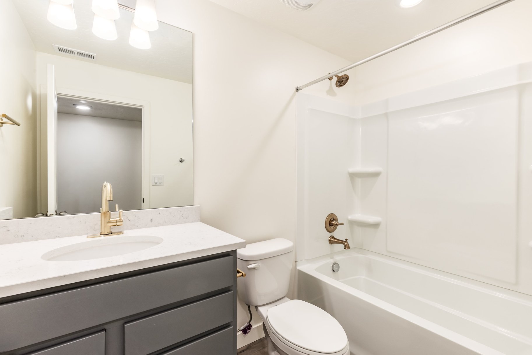  Fresh, Bright & Beautiful 2-Story Home - 物件實景