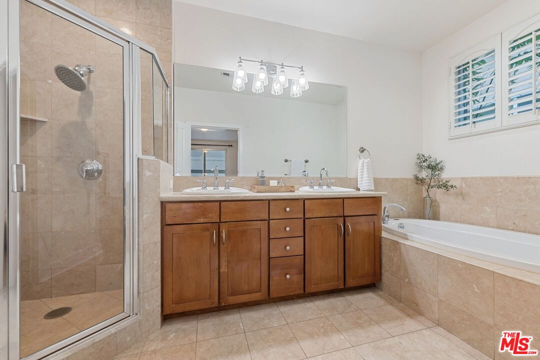 Los Angeles, California, 90064, United States, 2 Bedrooms Bedrooms, ,3 BathroomsBathrooms,Residential,For Sale,2003516