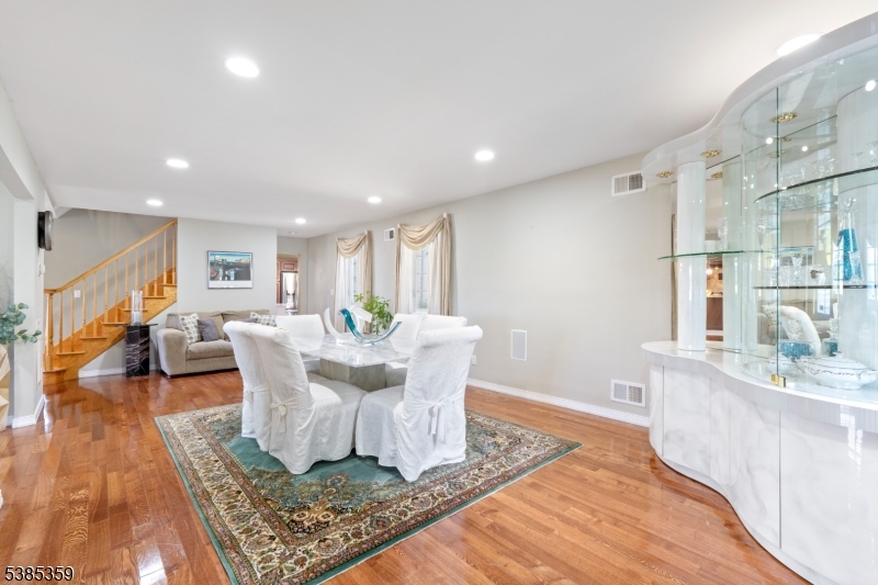 Wayne Twp., New Jersey, 07470, United States, 5 Bedrooms Bedrooms, ,3 BathroomsBathrooms,Residential,For Sale,1947958