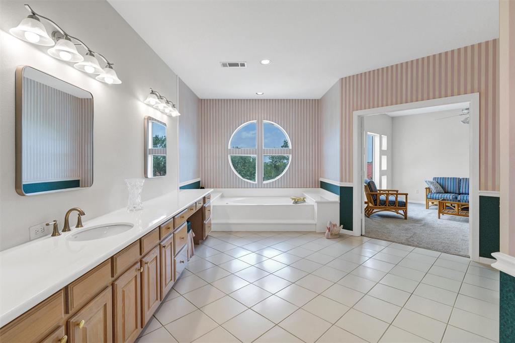 Arlington, Texas, 76006, United States, 4 Bedrooms Bedrooms, ,5 BathroomsBathrooms,Residential,For Sale,1976961