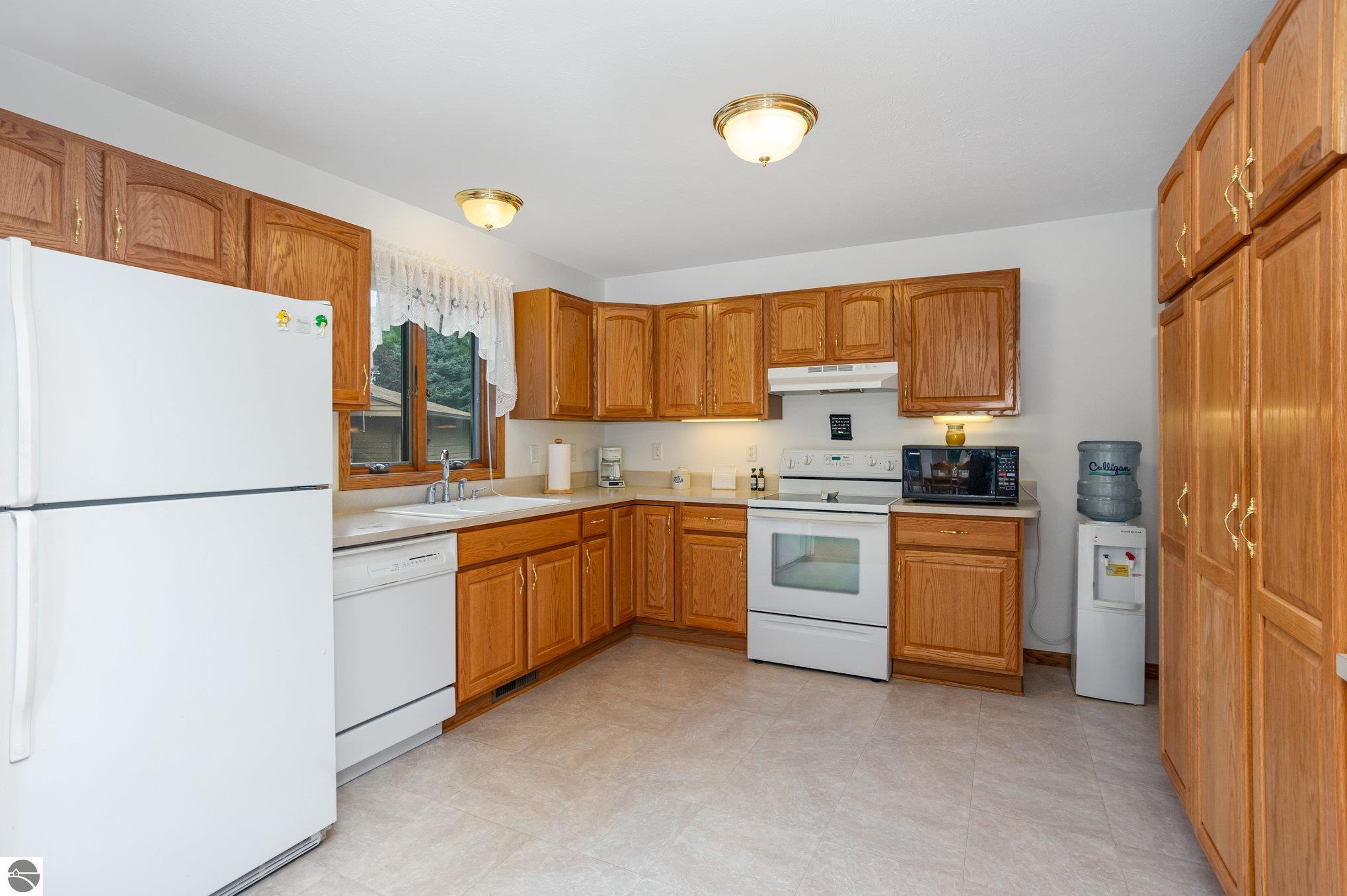 Harrison, Michigan, 48625, United States, 5 Bedrooms Bedrooms, ,4 BathroomsBathrooms,Residential,For Sale,1990816