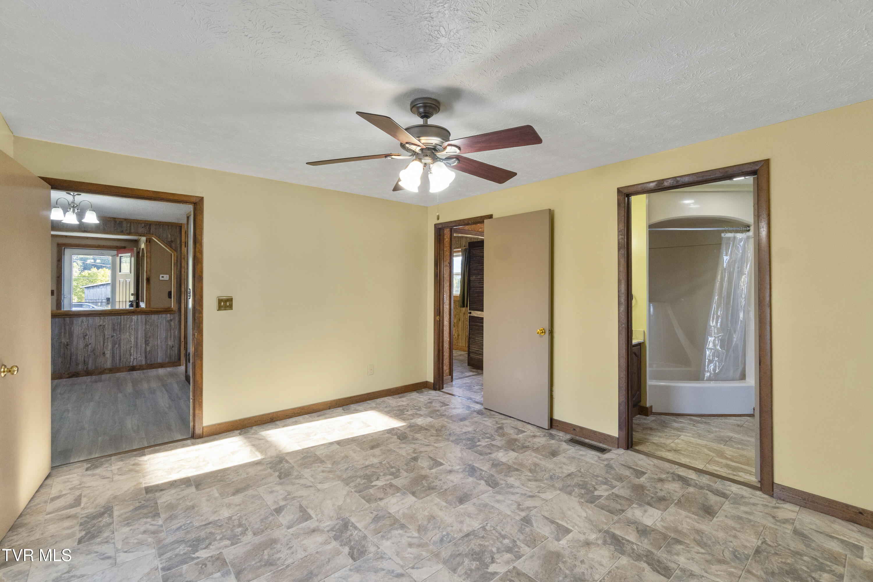 Greeneville, Tennessee, 37743, United States, 3 Bedrooms Bedrooms, ,2 BathroomsBathrooms,Residential,For Sale,1982221