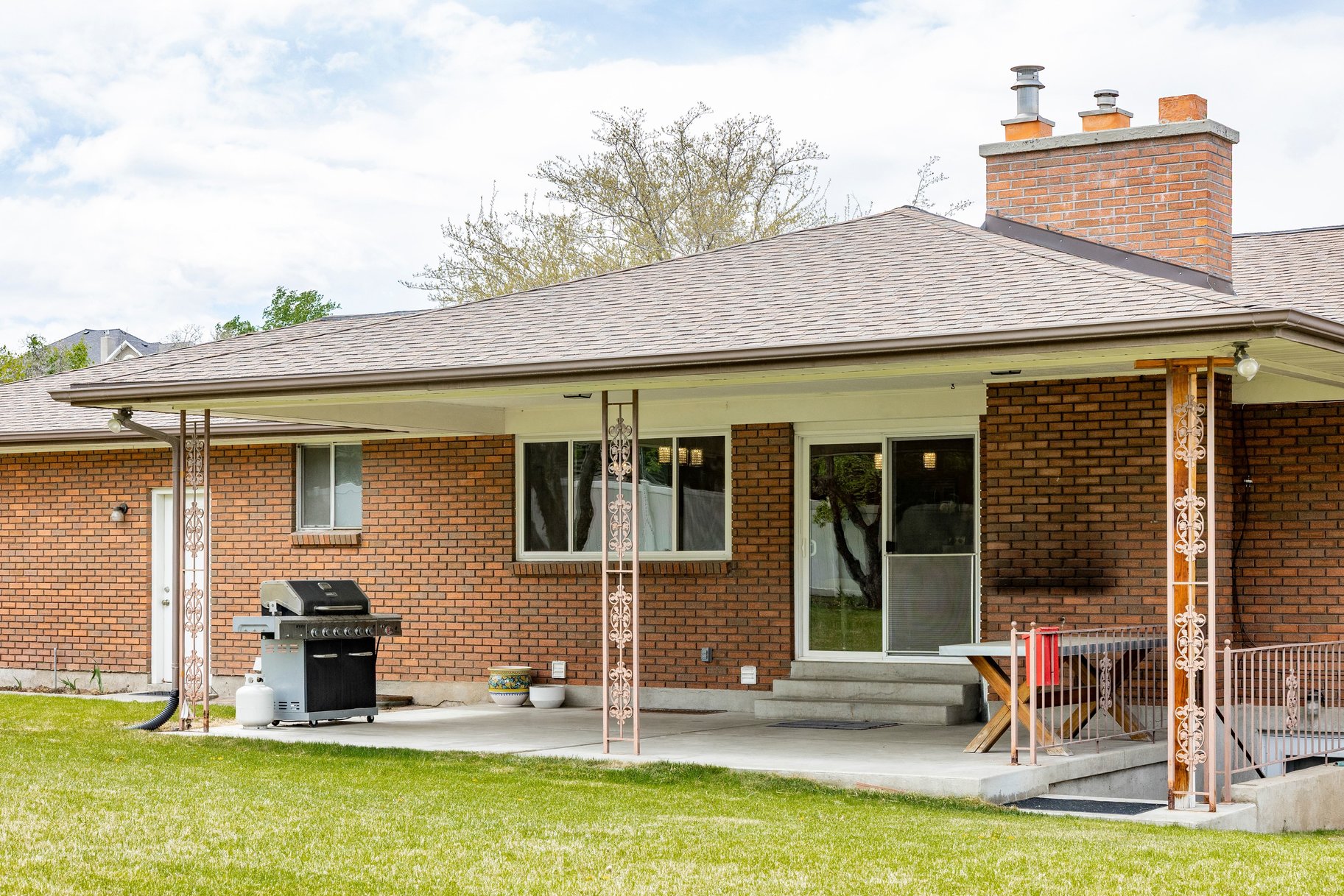  Classic Brick Rambler in Quiet Golf Community - 物件實景