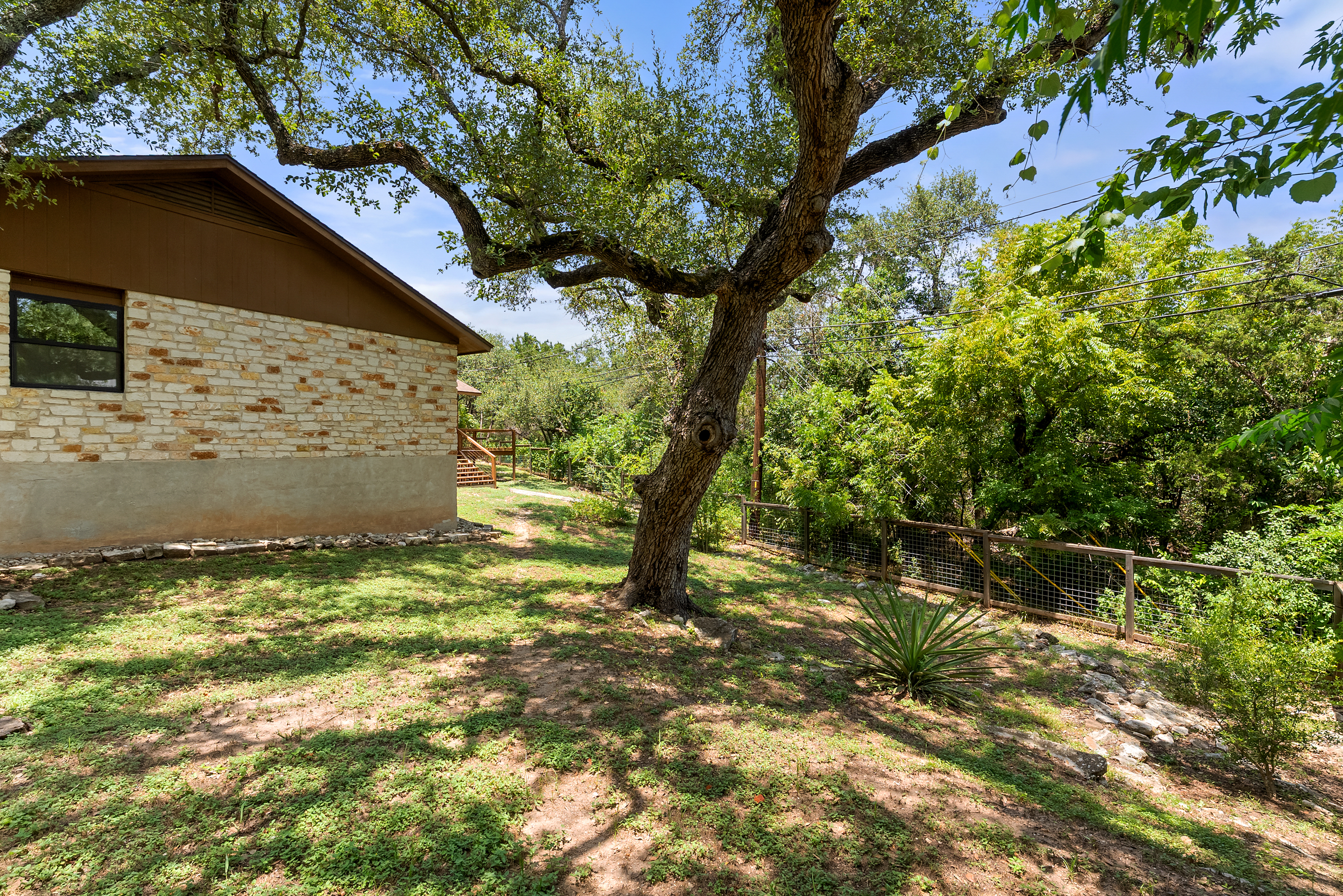  Thoughtfully Updated. Wonderfully Private. Move-In Ready - 物件實景