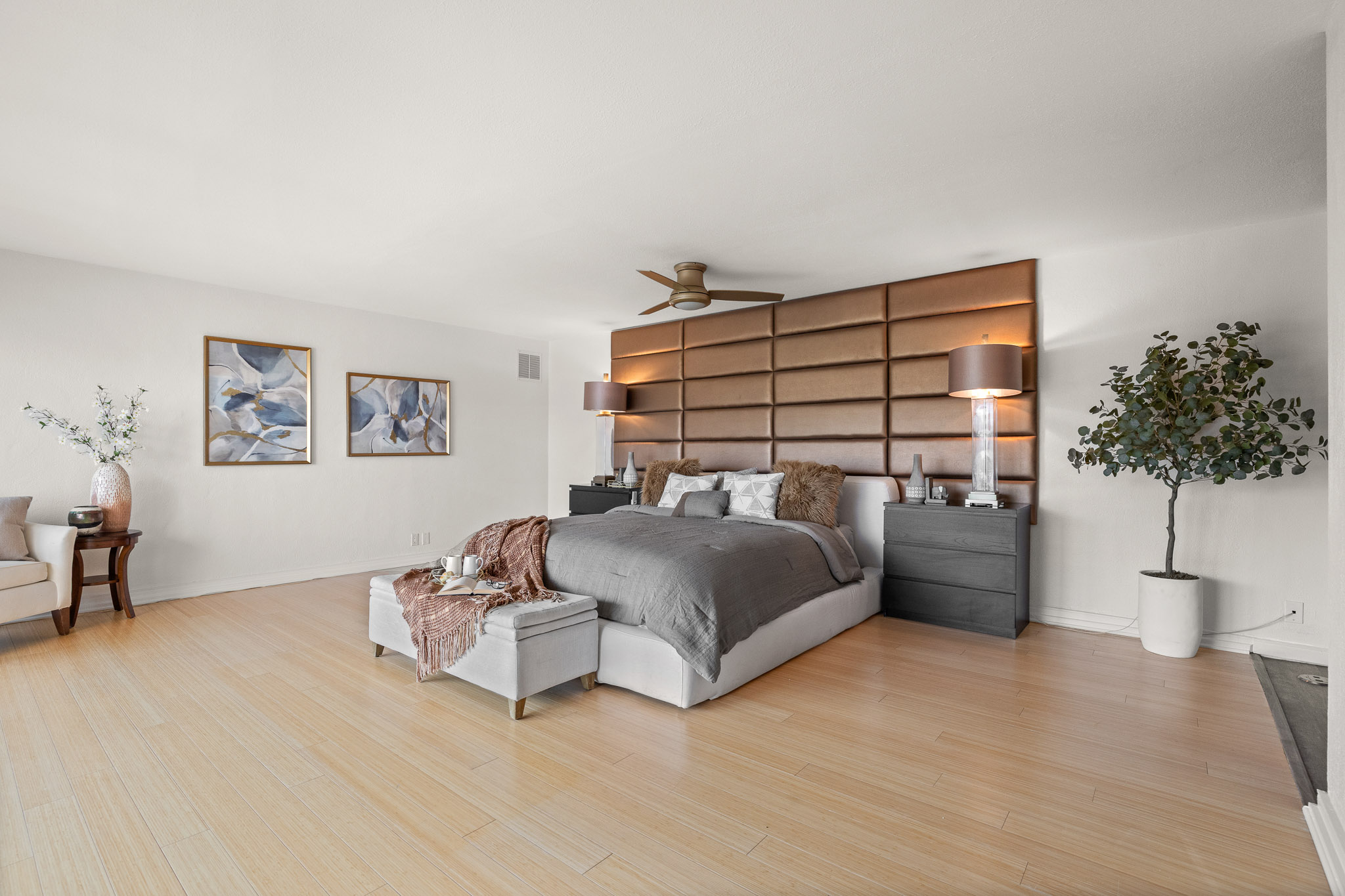  Set against the red rocks of Perry Park with a bold white stucco exterior - 物件實景