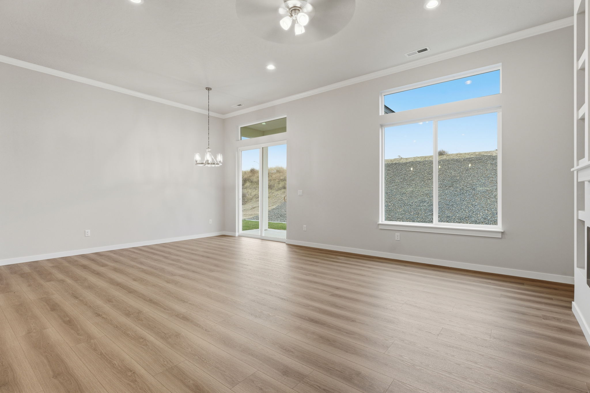 Open and Light Filled Floorplan - 物件實景