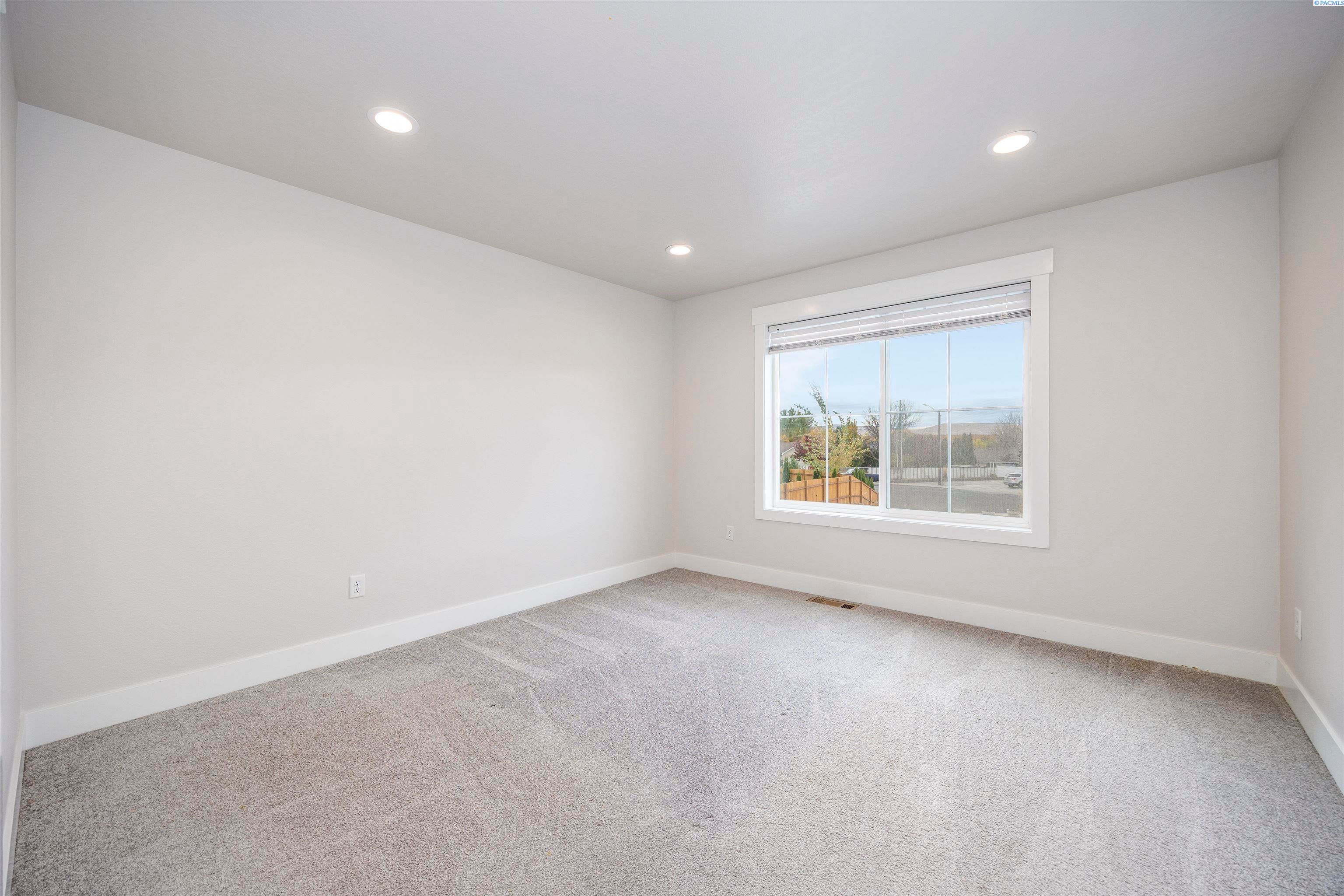 Grandview, Washington, 98930, United States, 5 Bedrooms Bedrooms, ,3 BathroomsBathrooms,Residential,For Sale,1988632