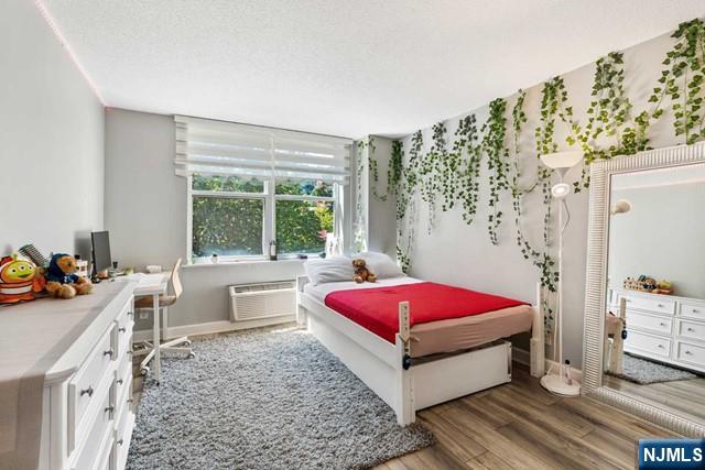 Edgewater, New Jersey, 07020, United States, 2 Bedrooms Bedrooms, ,2 BathroomsBathrooms,Residential,For Sale,1910959