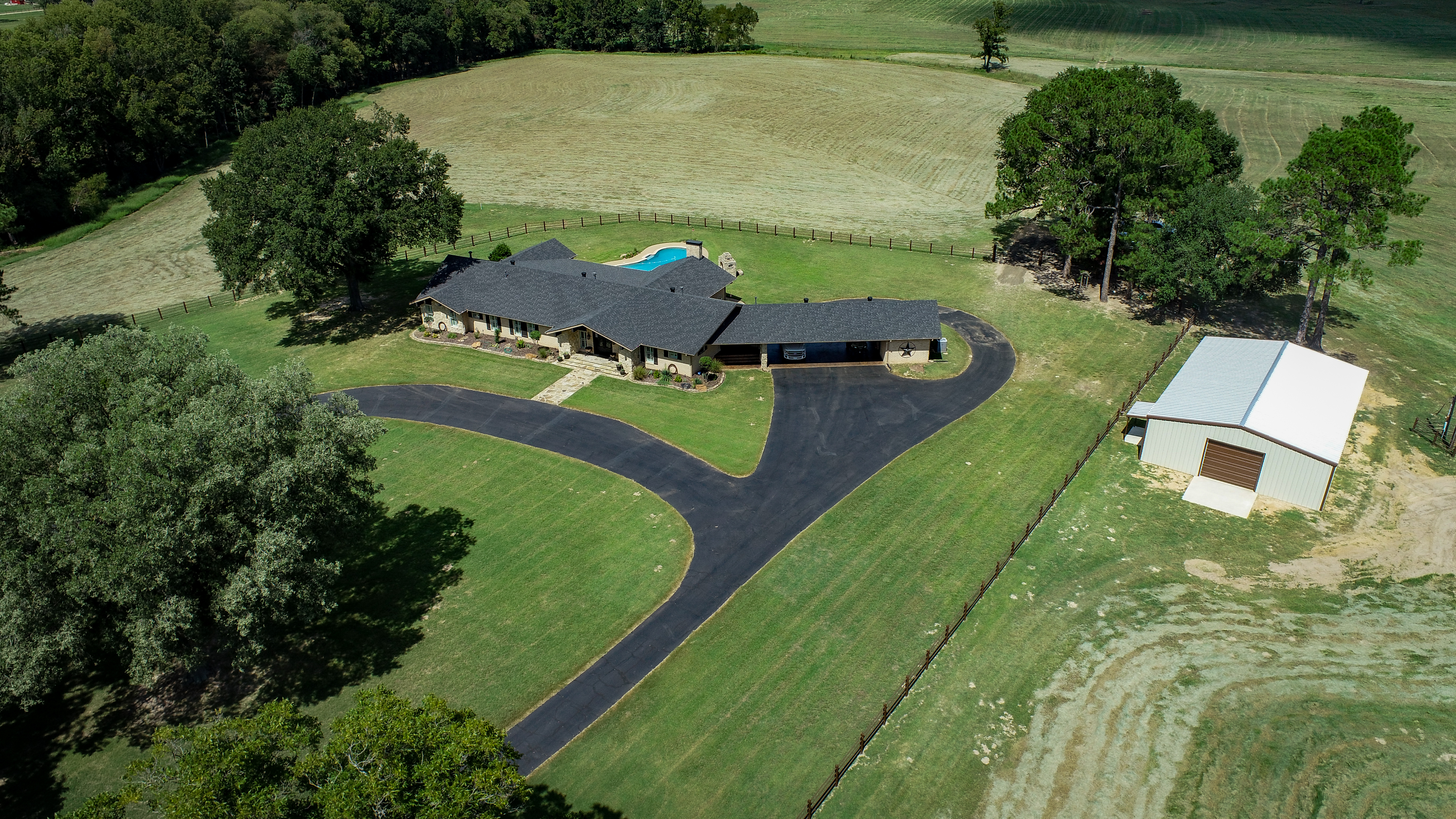 Pittsburg, Texas, 75686, United States, 4 Bedrooms Bedrooms, ,3 BathroomsBathrooms,Residential,For Sale,1871323