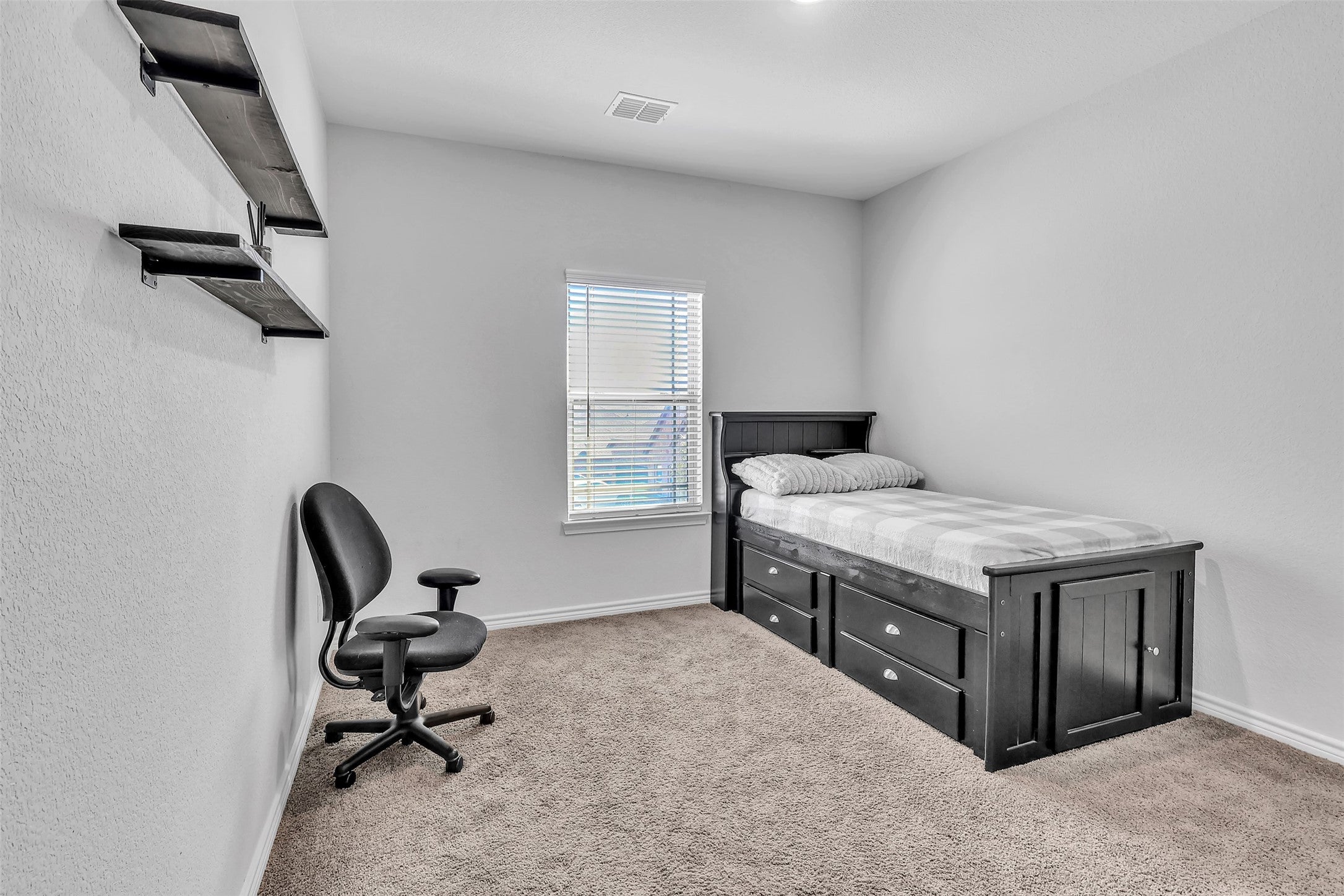 Justin, Texas, 76247, United States, 4 Bedrooms Bedrooms, ,4 BathroomsBathrooms,Residential,For Sale,1981121