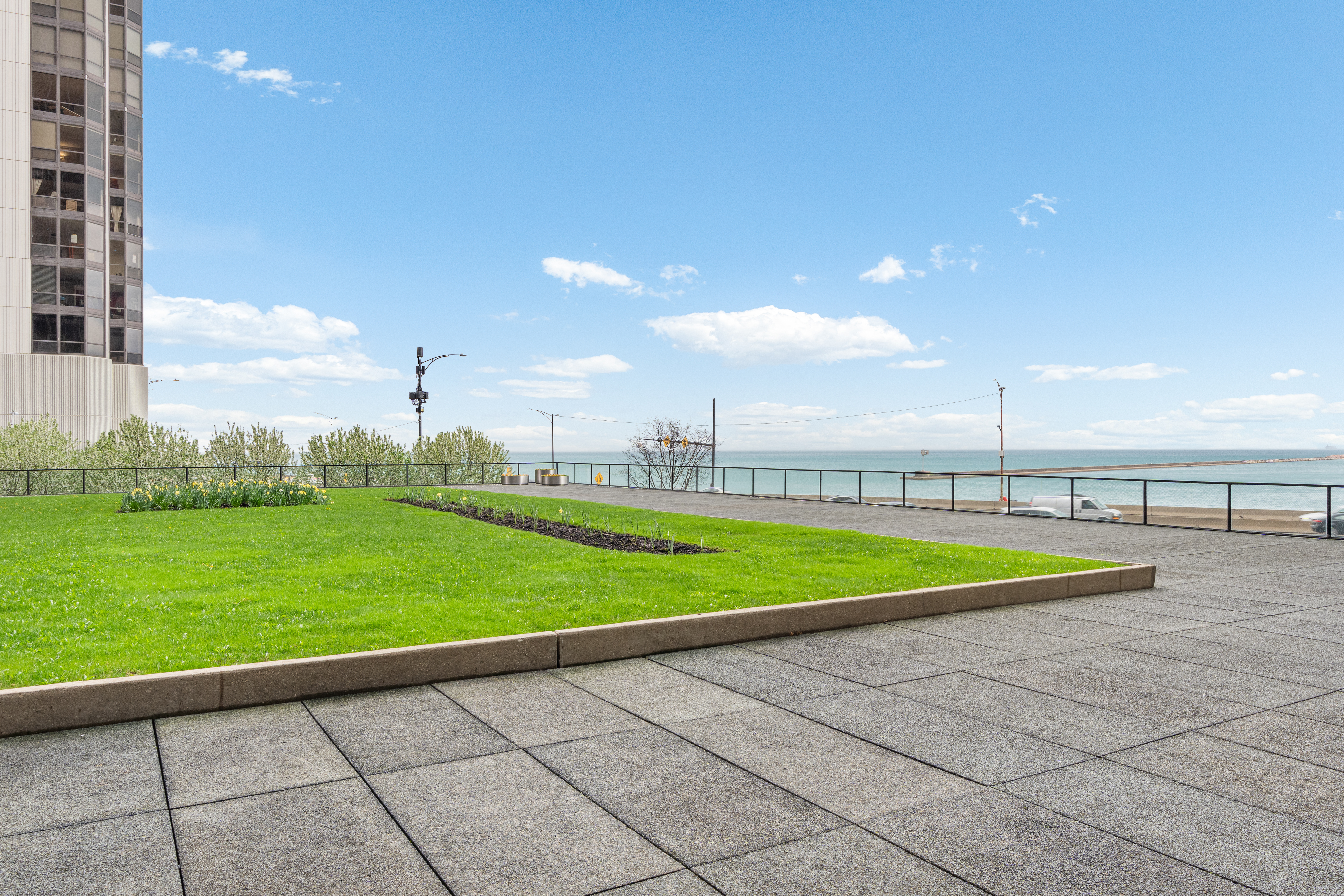  Perched High Above Lake Shore Drive - 物件實景