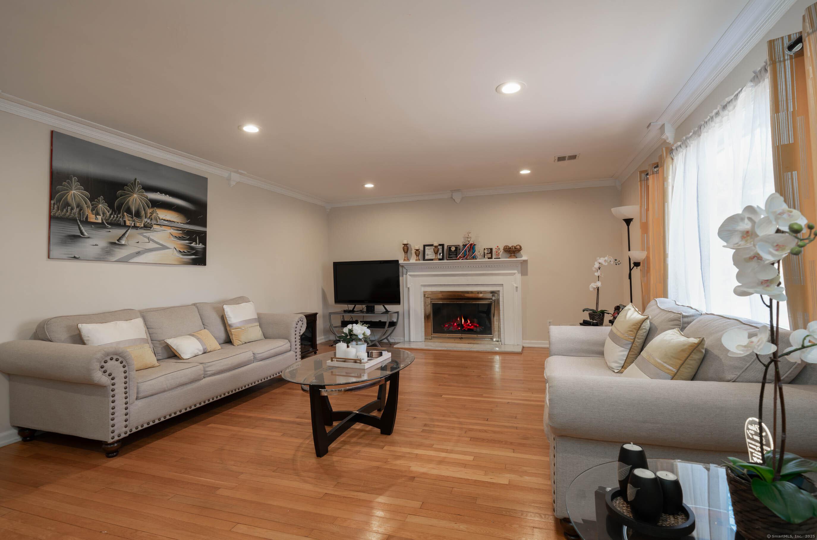 Hamden, Connecticut, 06517, United States, 4 Bedrooms Bedrooms, ,4 BathroomsBathrooms,Residential,For Sale,1982010