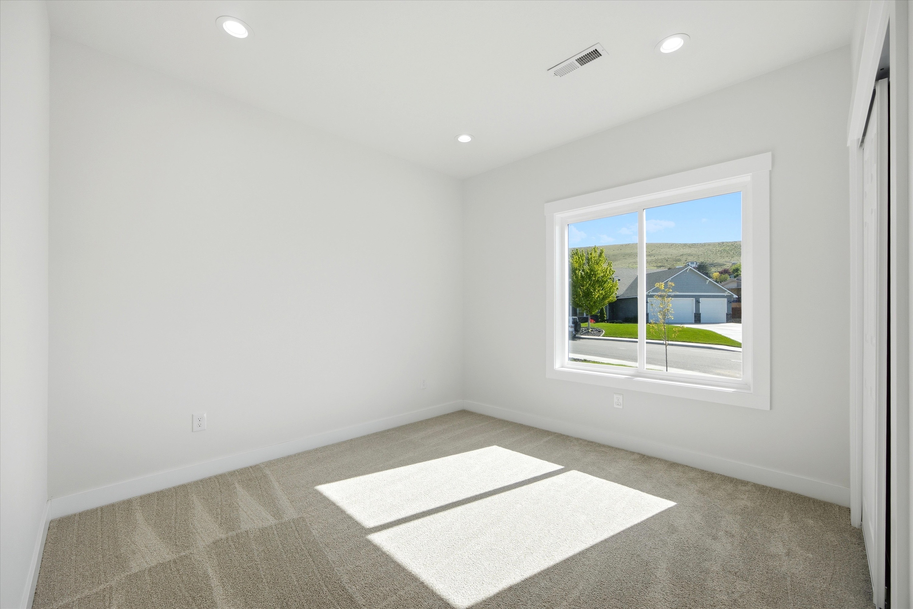  New 5-Bed Home w/ Daylight Basement & 3-Car Garage - 物件實景