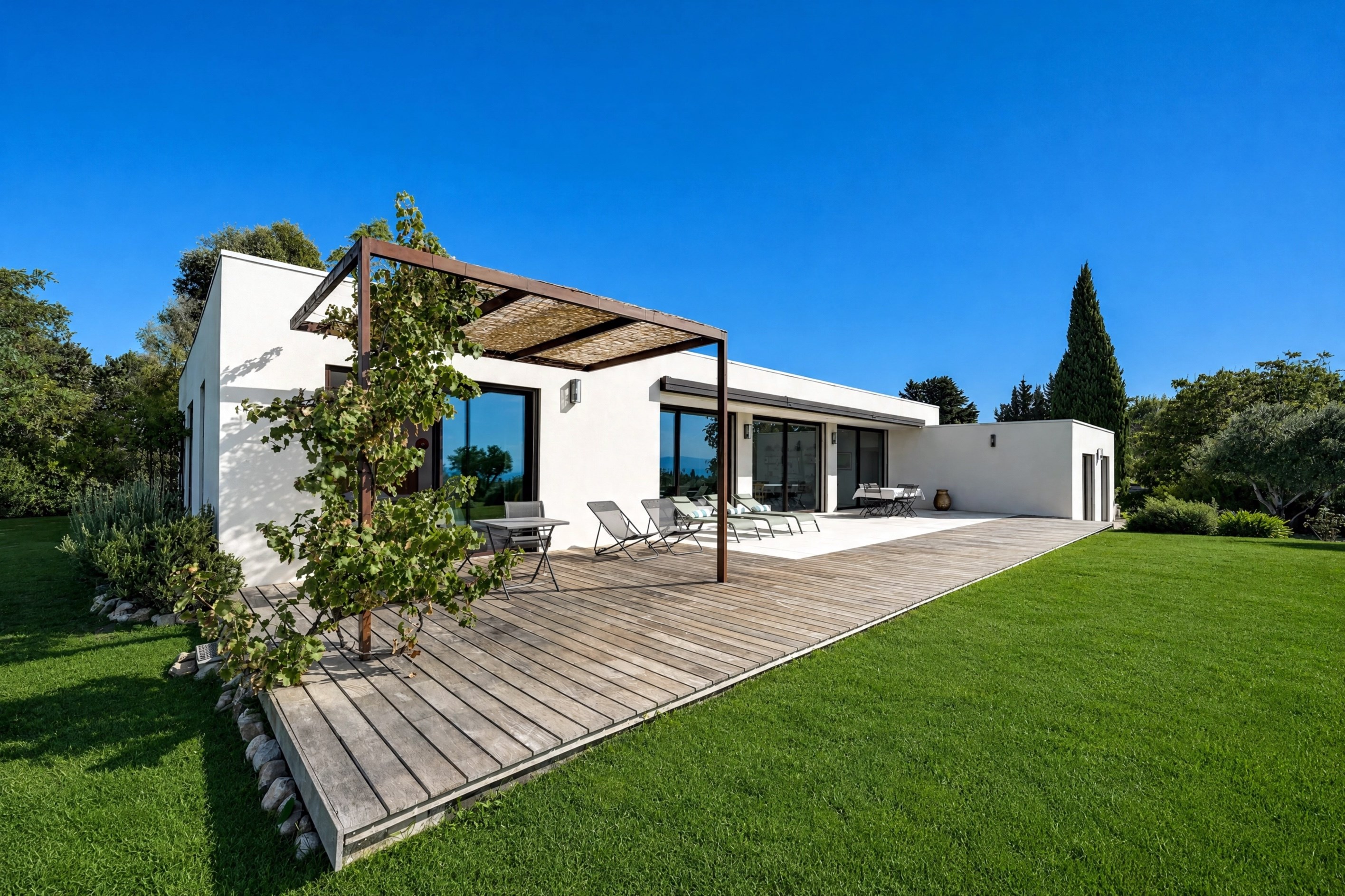  THE LUXURY OF SINGLE-LEVEL LIVING IN A SECURE PRIVATE ESTATE - 物件實景