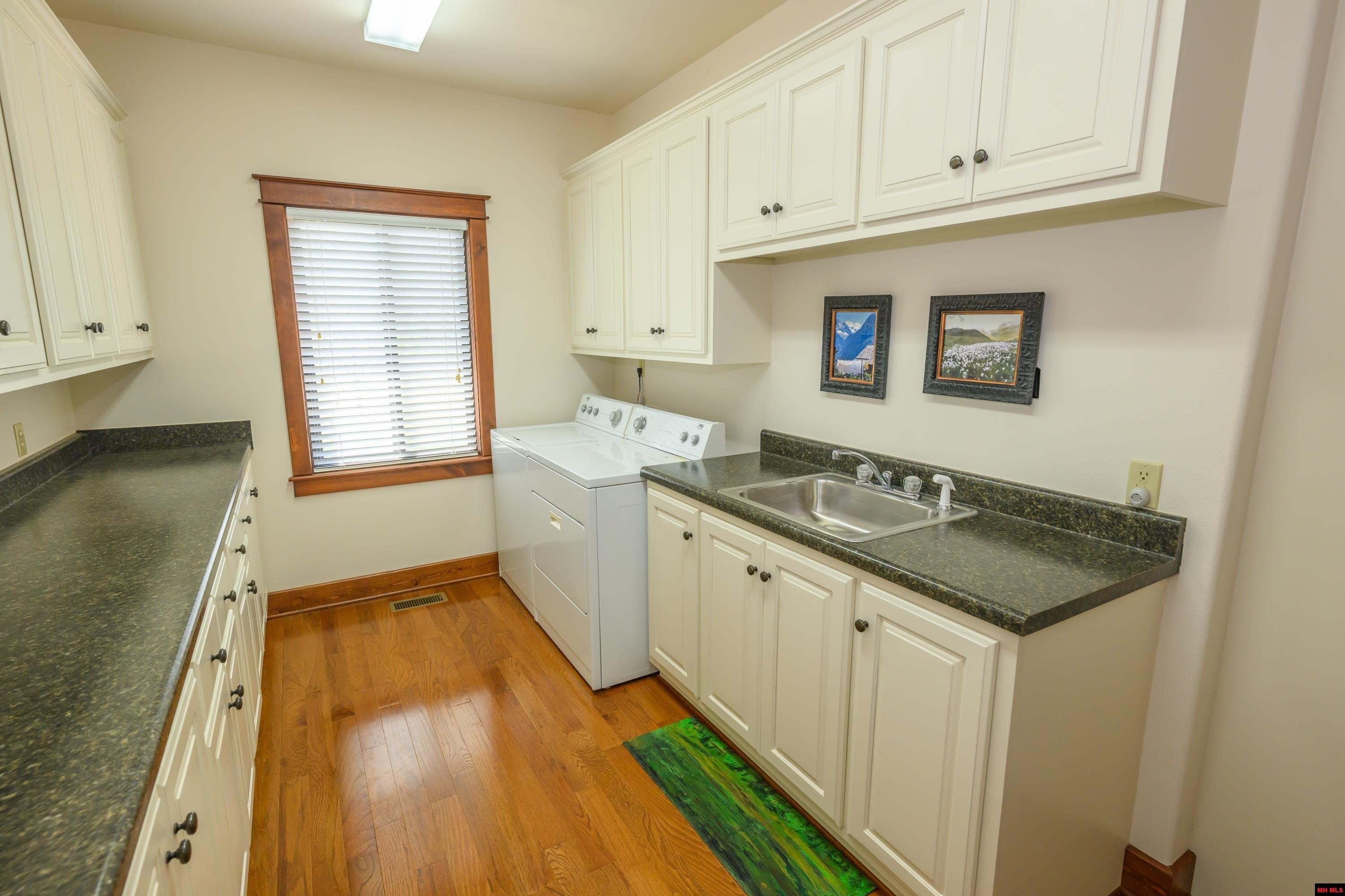 Norfork, Arkansas, 72658, United States, 3 Bedrooms Bedrooms, ,3 BathroomsBathrooms,Residential,For Sale,1921942