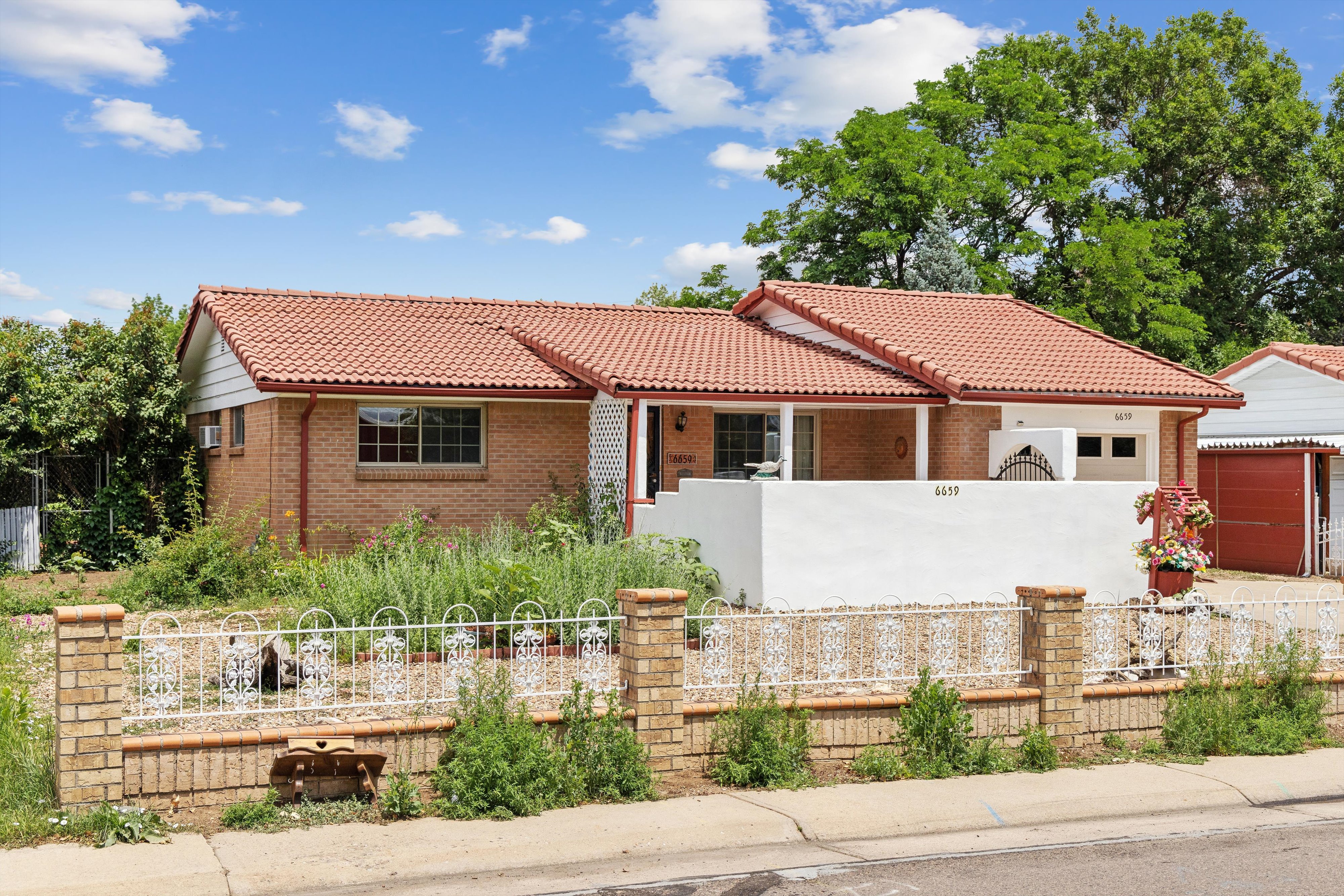  Charming brick ranch; inviting outdoor spaces, thoughtful interior updates - 物件實景