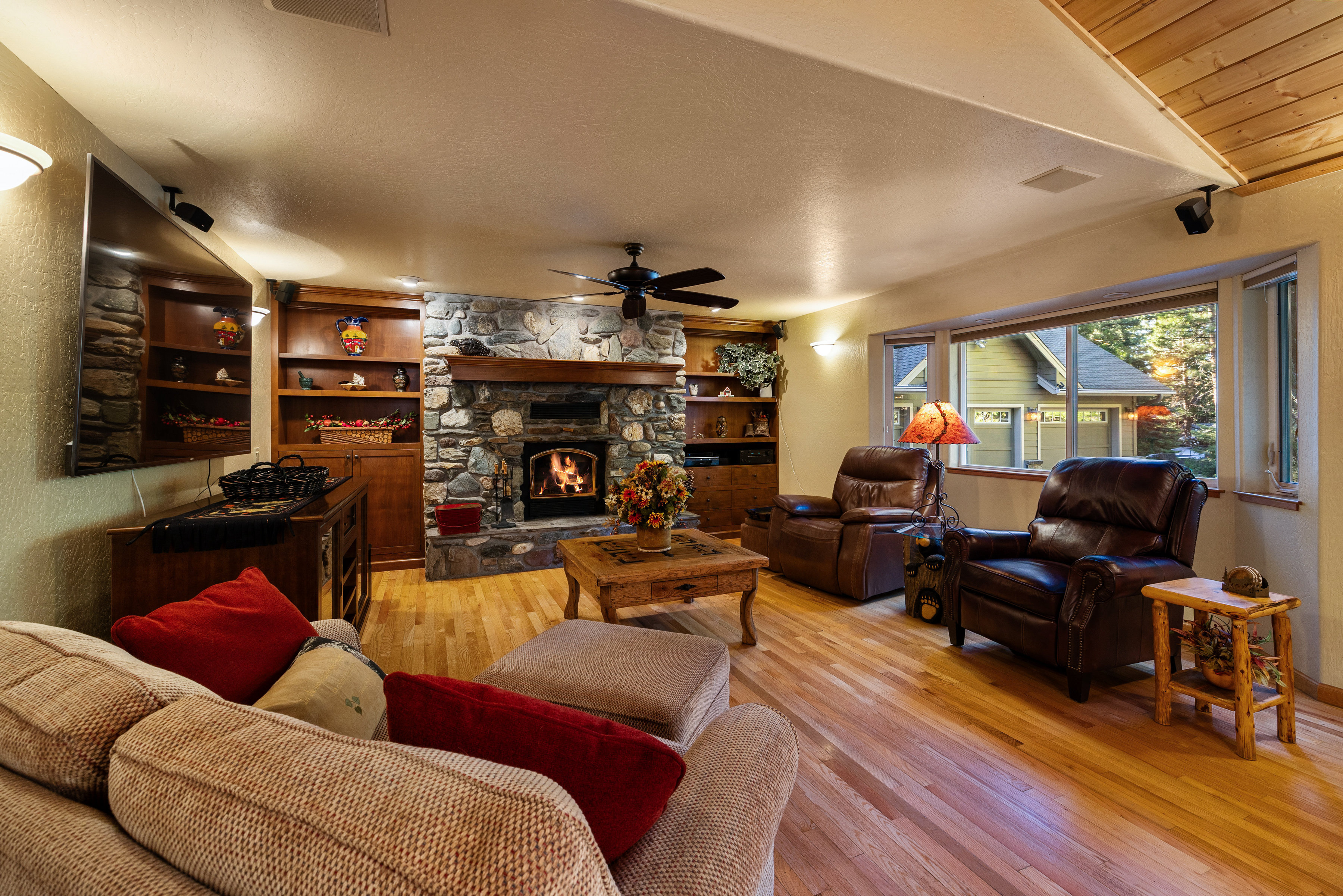  Luxury Mountain Retreat with Guest House on 1 Acre in the Heart of Graeagle - 物件實景