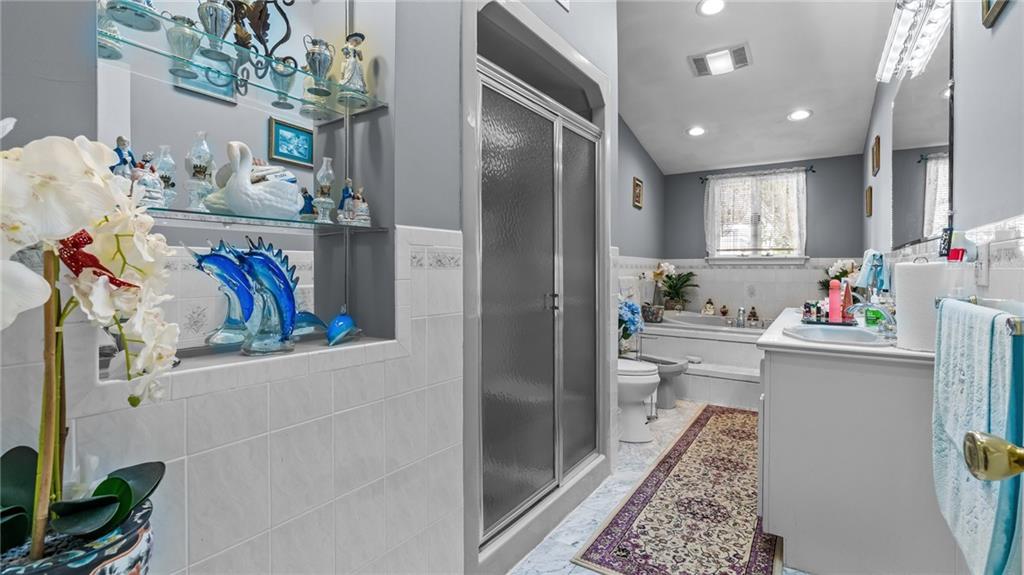 Barrington, Rhode Island, 02806, United States, 3 Bedrooms Bedrooms, ,3 BathroomsBathrooms,Residential,For Sale,2012853