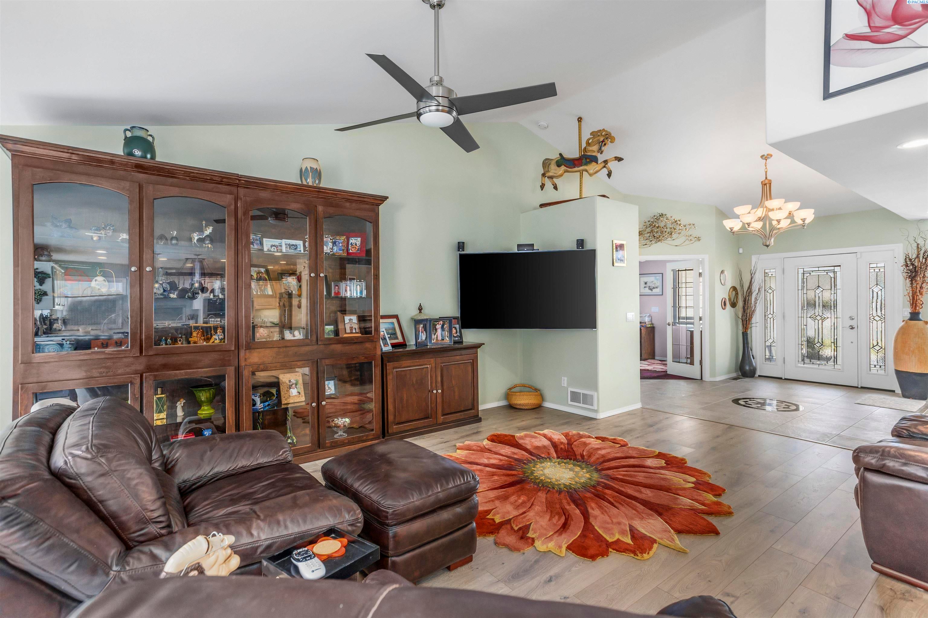 Kennewick, Washington, 99337, United States, 3 Bedrooms Bedrooms, ,2 BathroomsBathrooms,Residential,For Sale,1984046