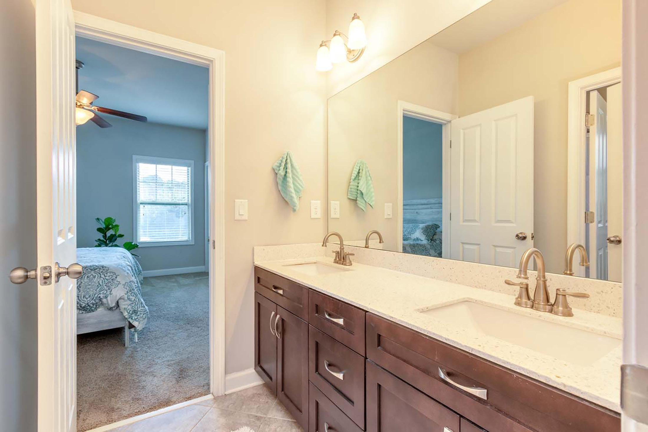  Four-Bedroom Brick Corner Lot in Jamestown - 物件實景