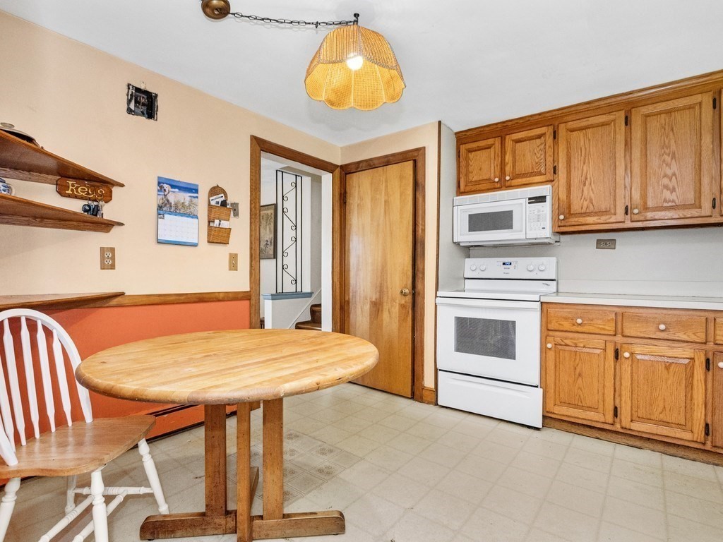 Waltham, Massachusetts, 02452, United States, 4 Bedrooms Bedrooms, ,2 BathroomsBathrooms,Residential,For Sale,1939340