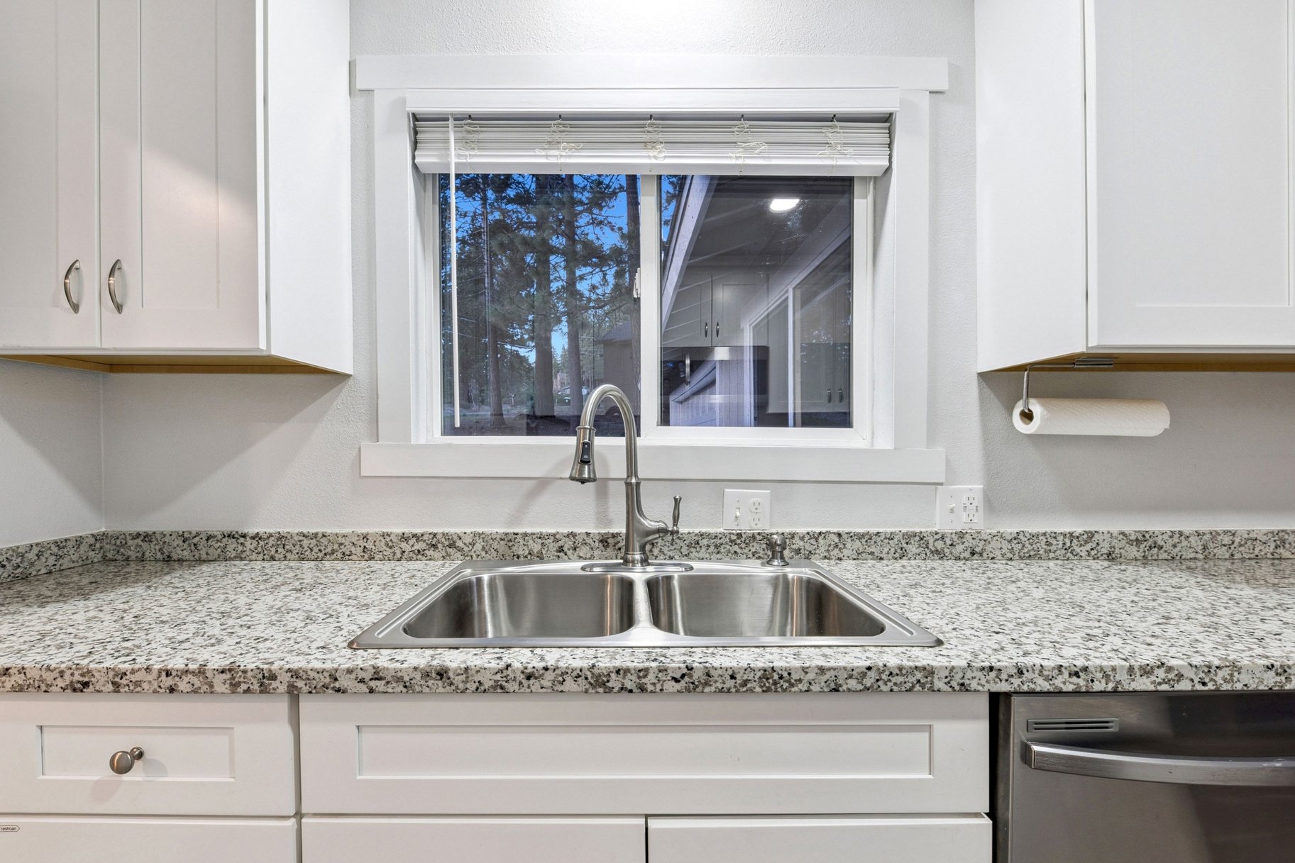  Move-In Ready 4 Bedroom Beauty  2022 Remodel  Fenced Yard, Forest Setting - 物件實景