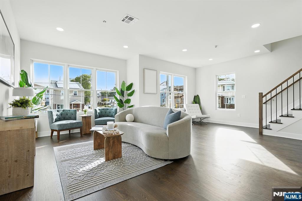 North Arlington, New Jersey, 07031, United States, 2 Bedrooms Bedrooms, ,2 BathroomsBathrooms,Residential,For Sale,2009077